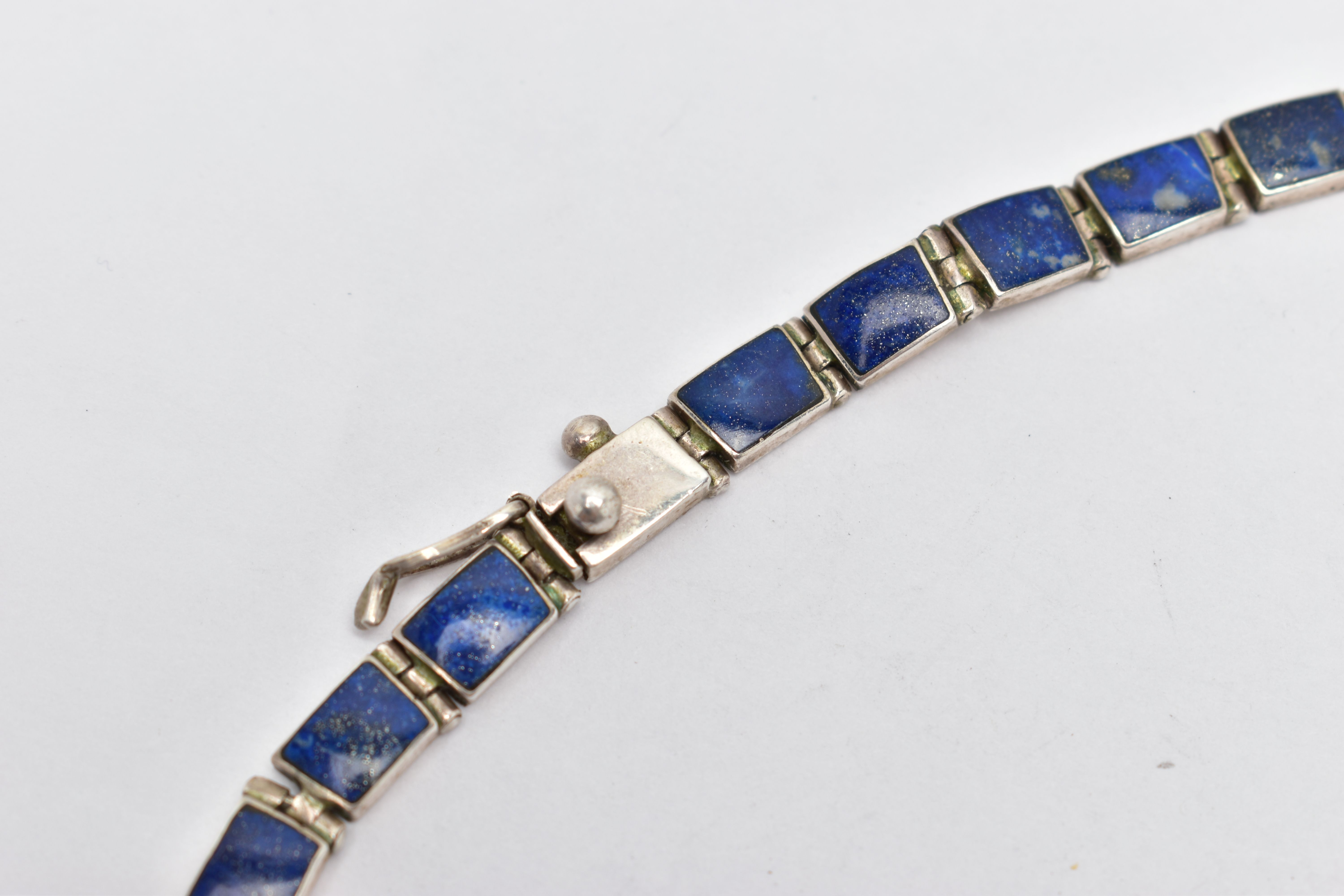 A WHITE METAL LAPIS LAZULI FRINGE NECKLACE, designed as a series of graduated lapis lazuli hinged - Image 3 of 5