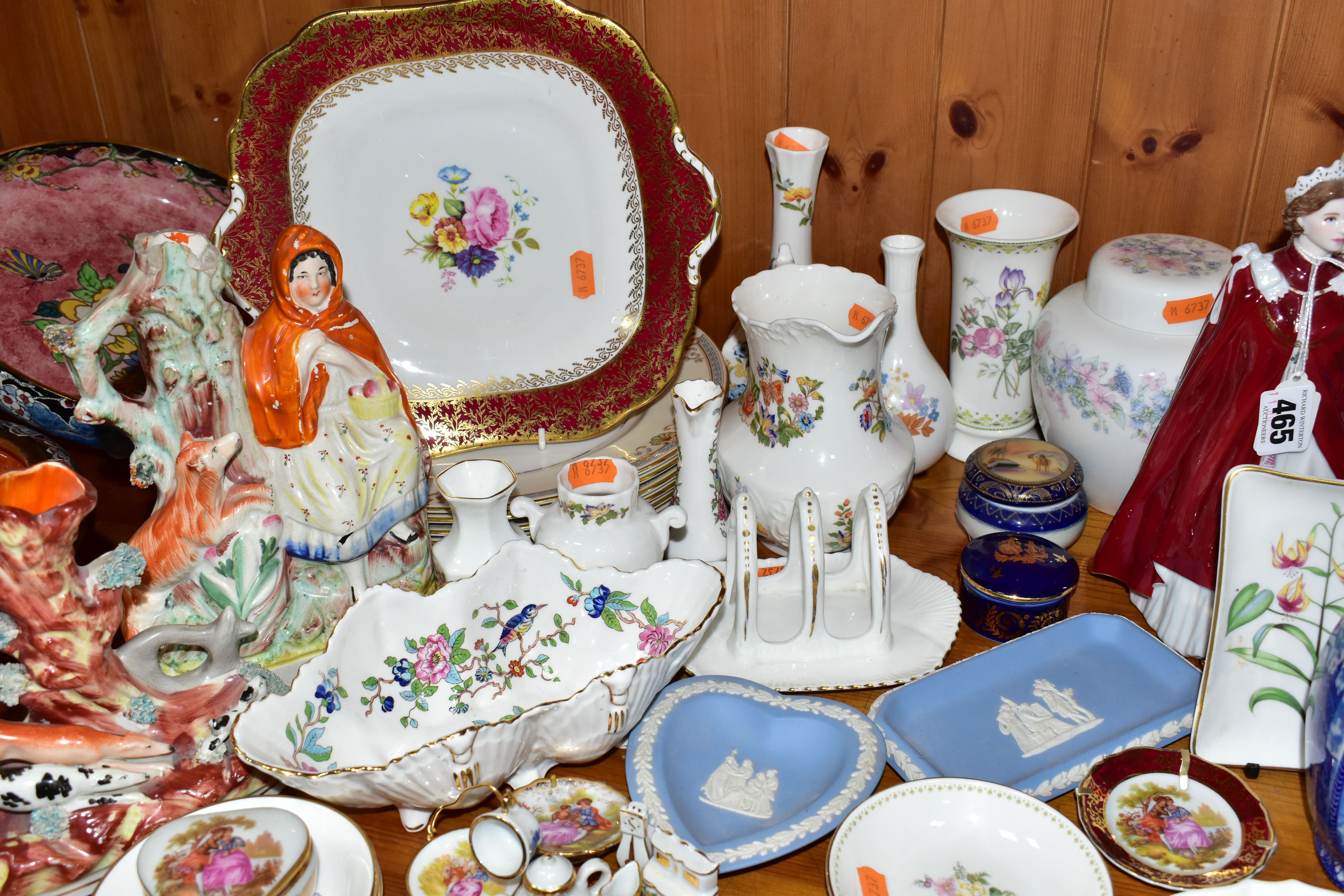 A GROUP OF CERAMICS, to include a Royal Worcester figurine of HM The Queen, produced 'in celebration - Bild 6 aus 7