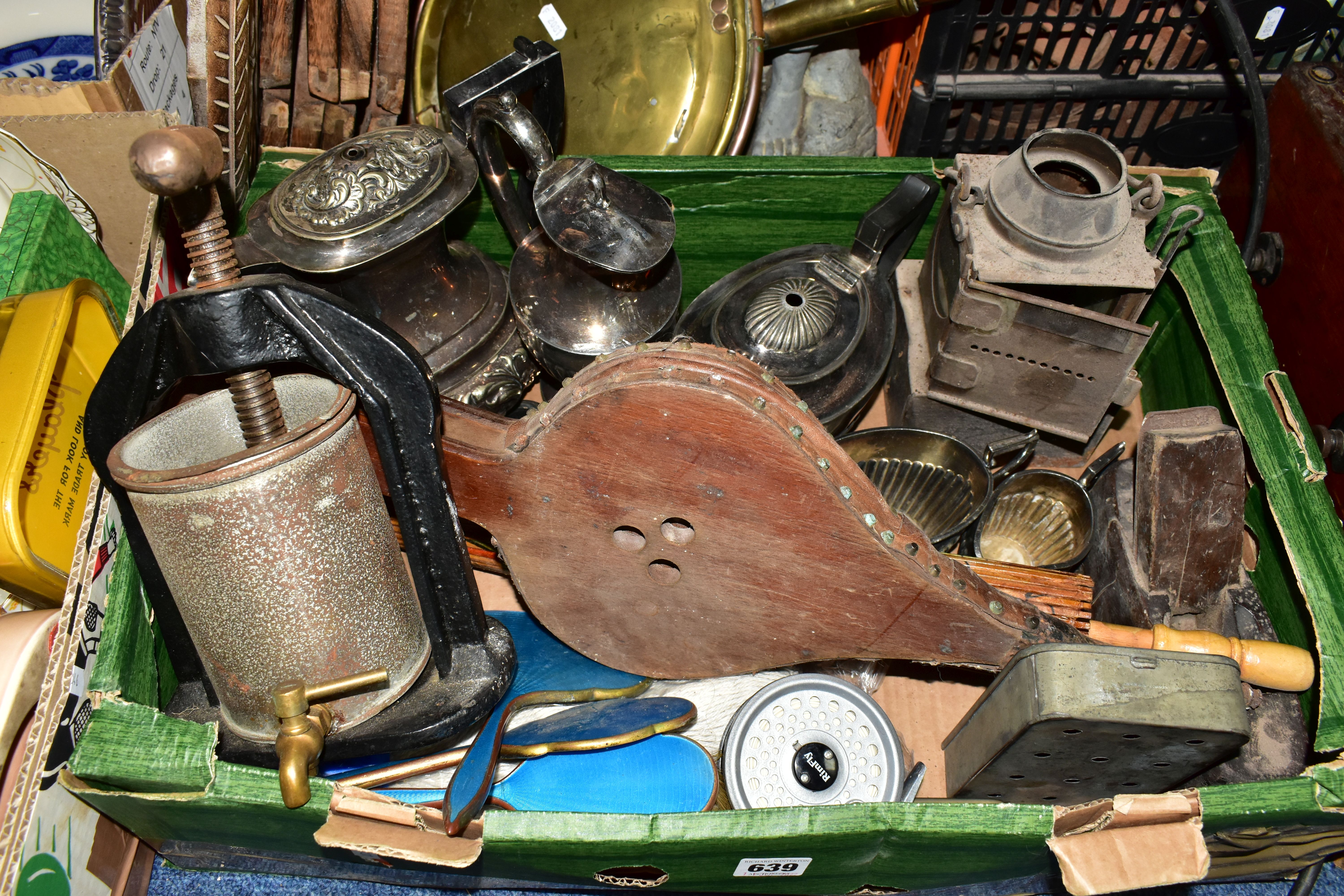 TWO BOXES AND LOOSE METALWARES AND SUNDRY ITEMS, to include a Welch Patent railway hand lamp, a - Bild 3 aus 6
