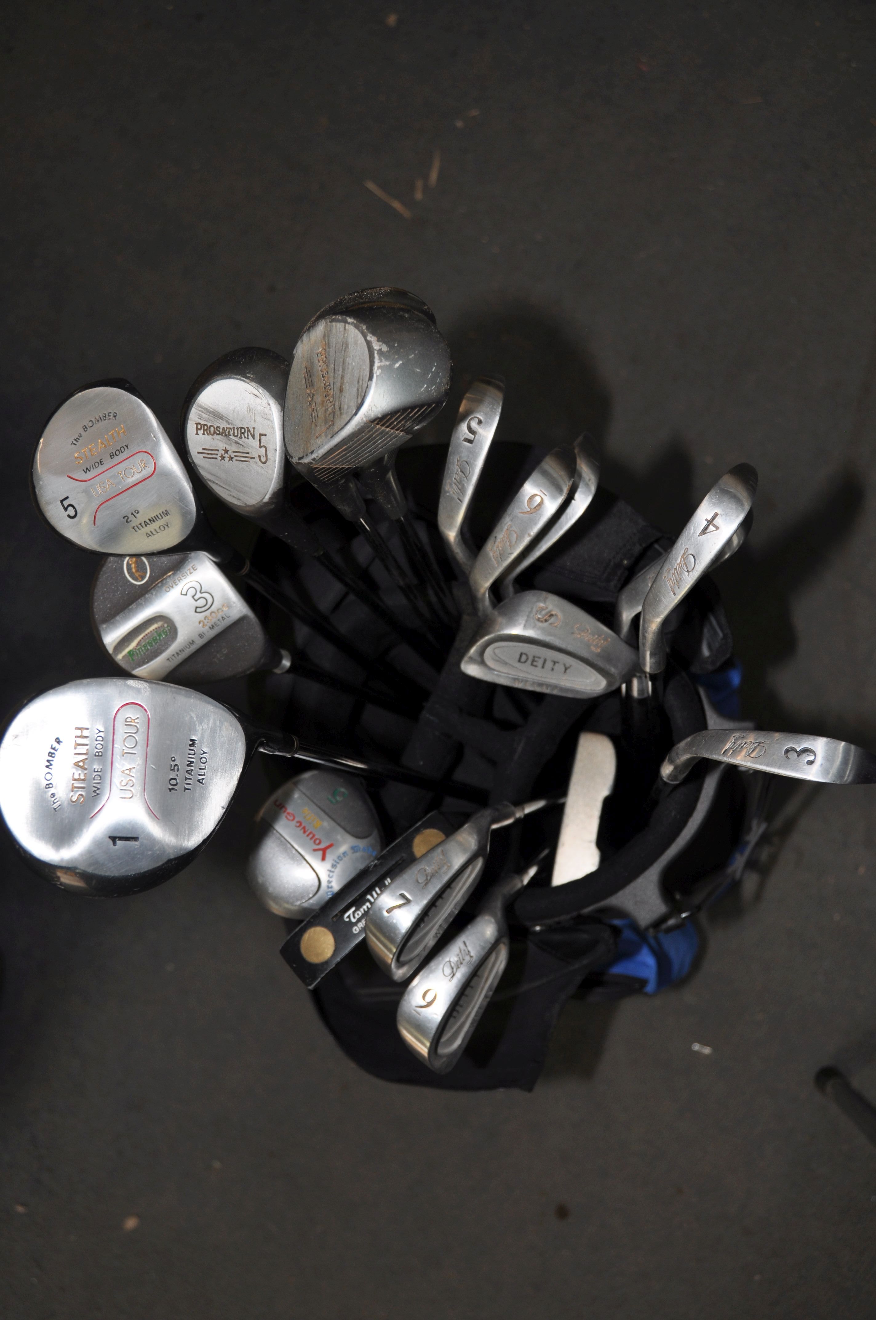 GOLF CLUBS AND ACCESSORIES to include a HBS golf bag containing a full set of deity clubs, two - Image 2 of 4