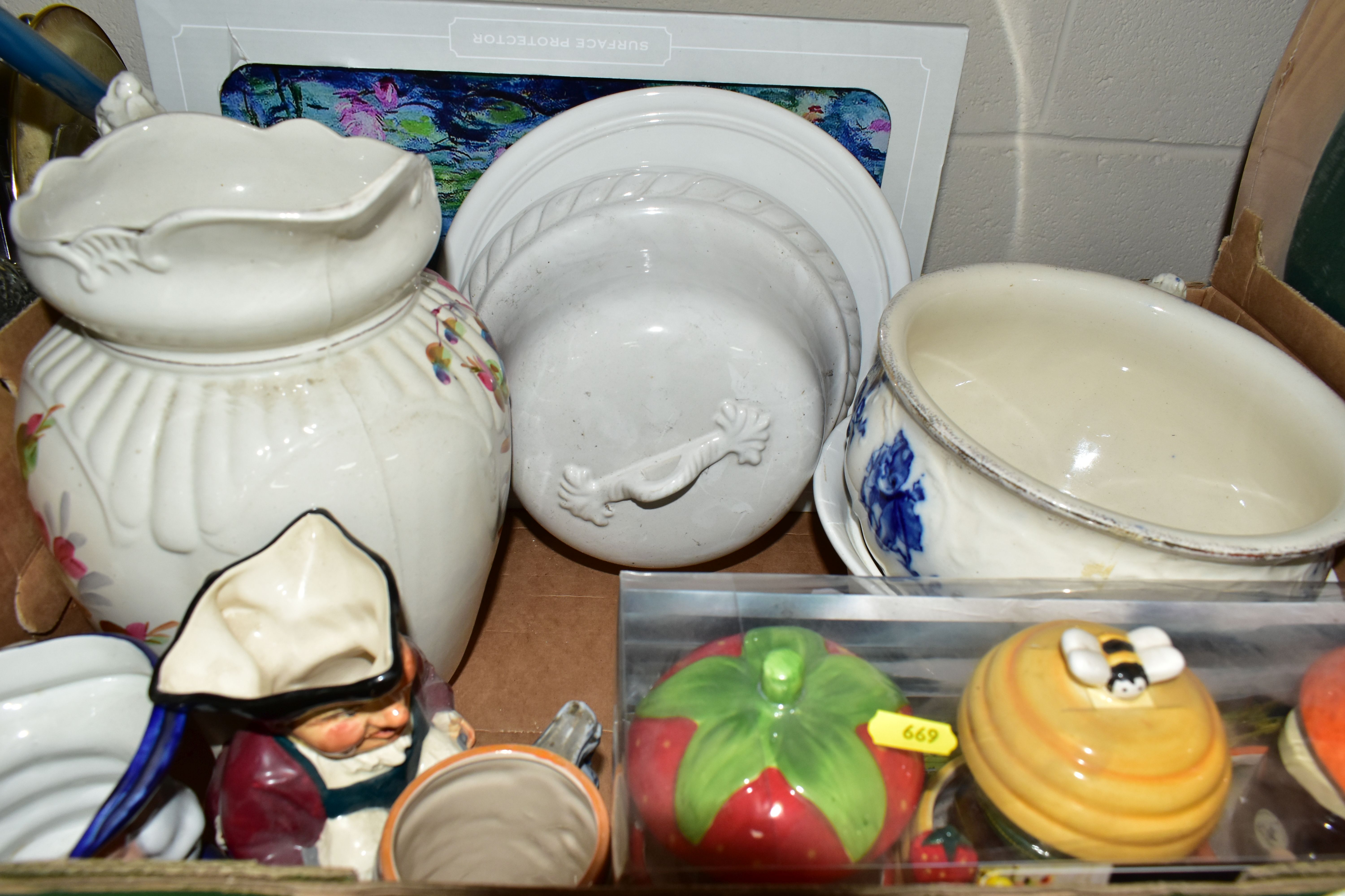 THREE BOXES AND LOOSE OF CERAMICS, KITCHEN AND HOUSEHOLD ITEMS, ETC, including a Le Creuset blue - Bild 6 aus 6