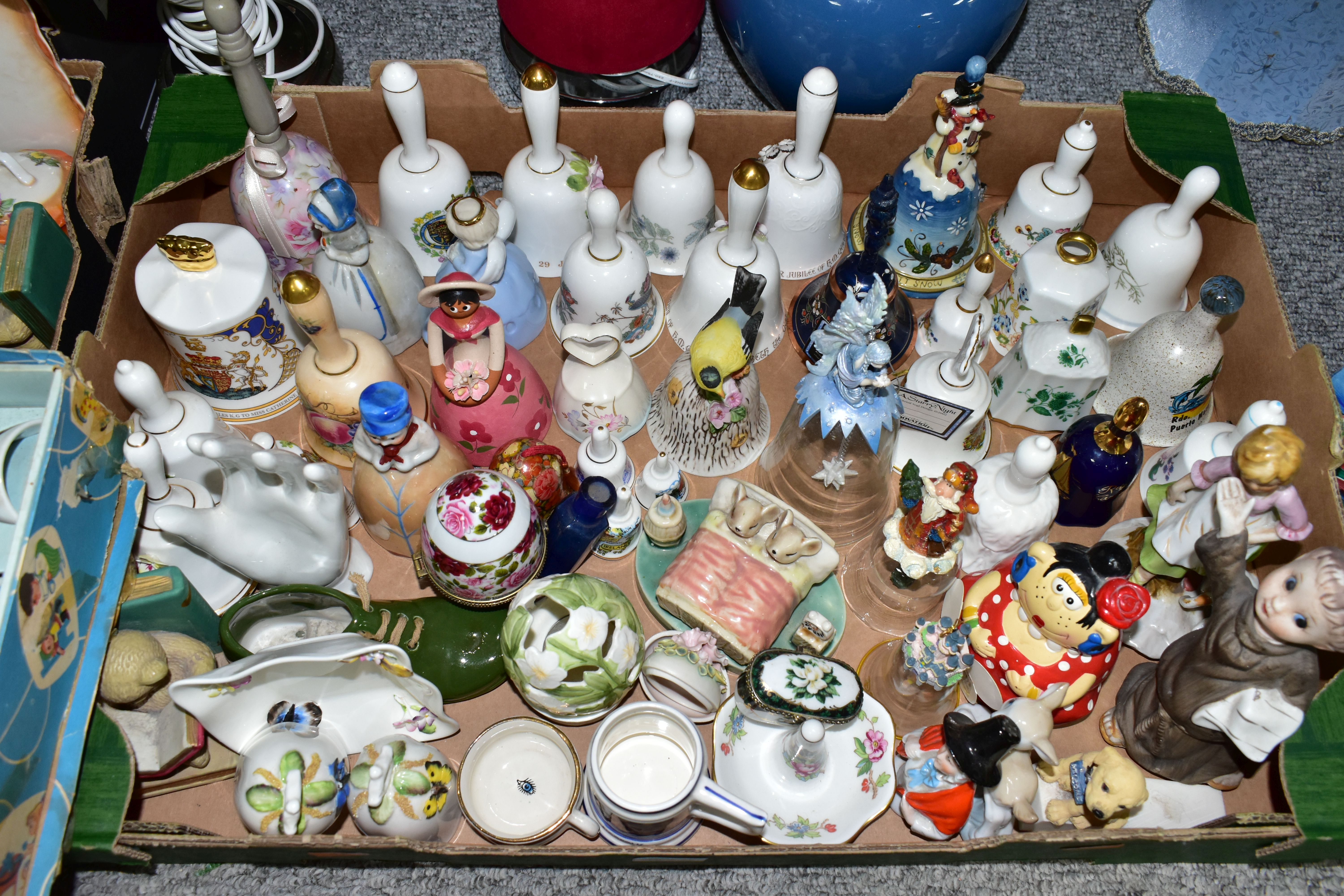 FOUR BOXES AND LOOSE CERAMICS AND ORNAMENTS ETC, to include ceramic bells by Aynsley, Wedgwood and - Bild 3 aus 8