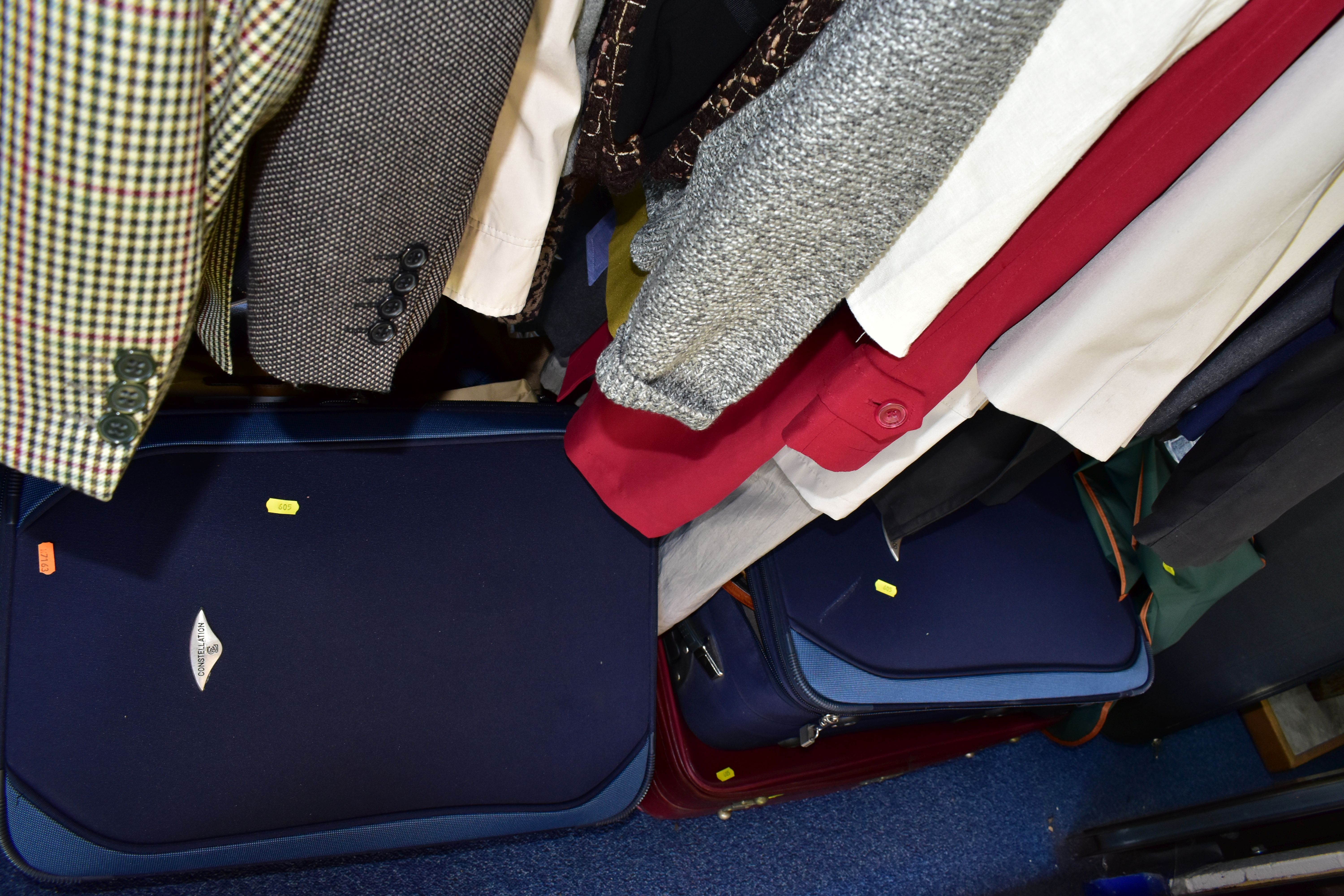 A QUANTITY OF MENS AND WOMENS CLOTHING, SHOES AND SUITCASES, to include men's jackets and suits, - Bild 26 aus 26