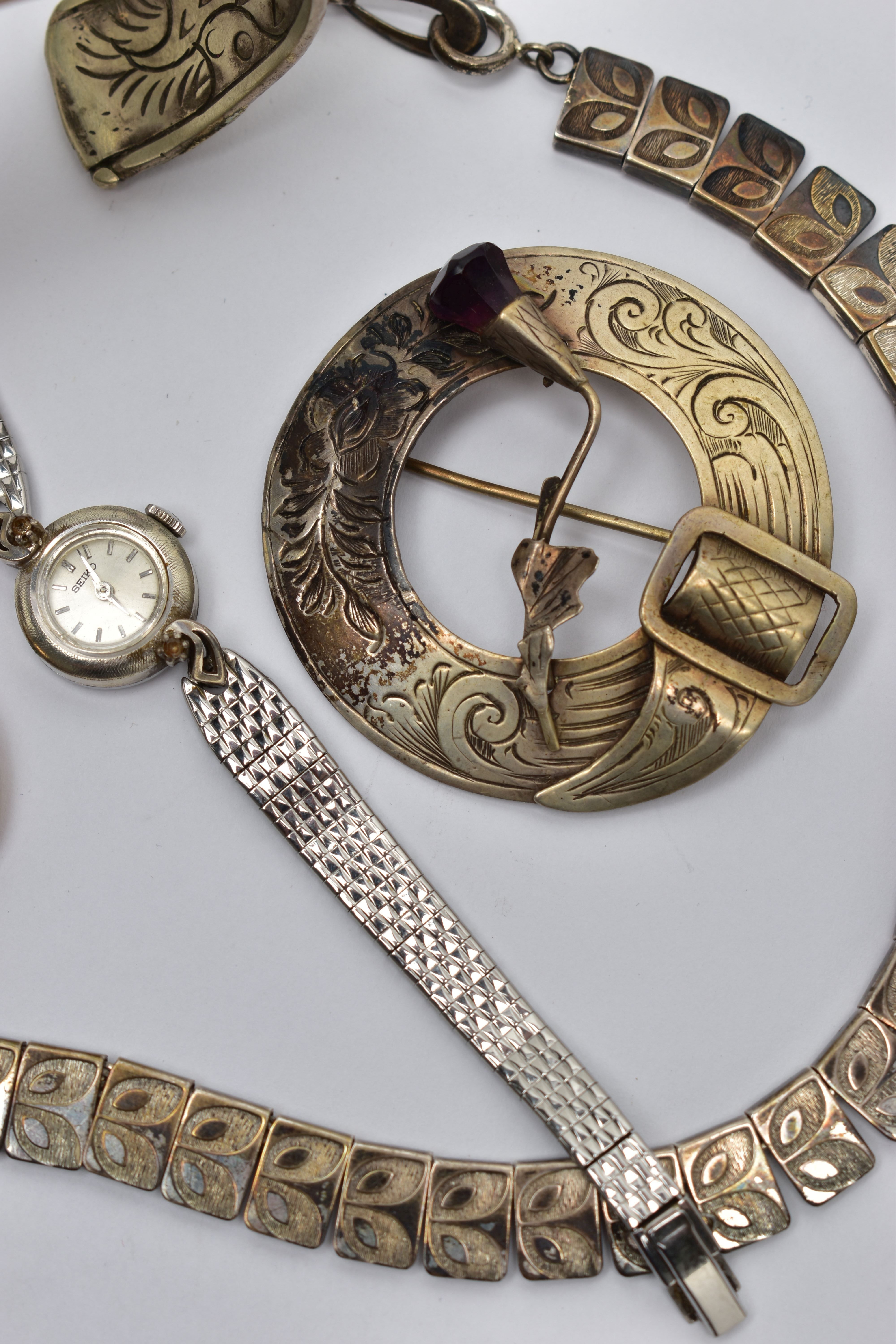 AN ASSORTMENT OF YELLOW AND WHITE METAL JEWELLERY ITEMS, to include a ladies manual wind wristwatch, - Image 2 of 4