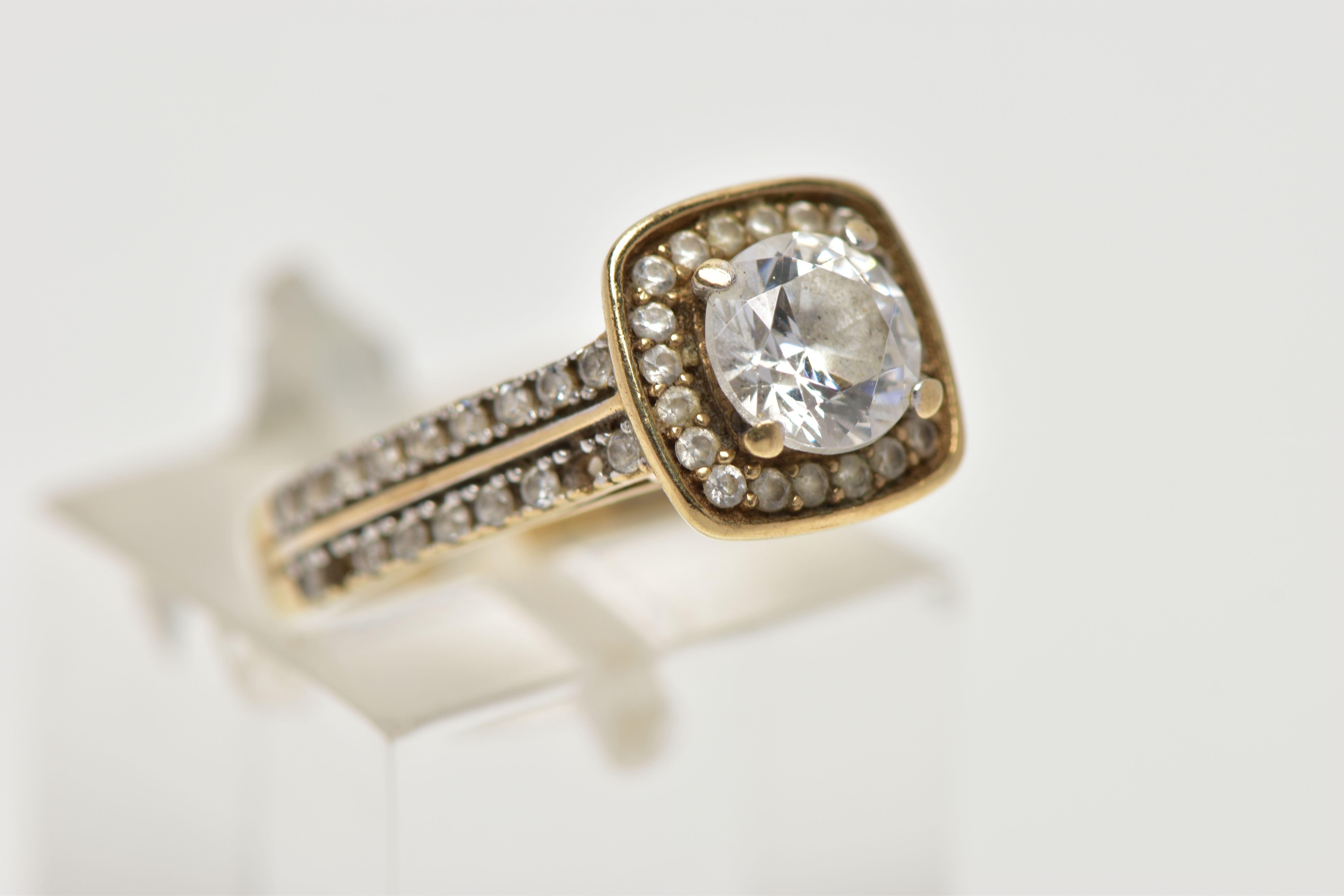 A 9CT GOLD CUBIC ZIRCONIA CLUSTER RING, the circular cluster set with cubic zirconia, AF, hallmarked - Image 4 of 4