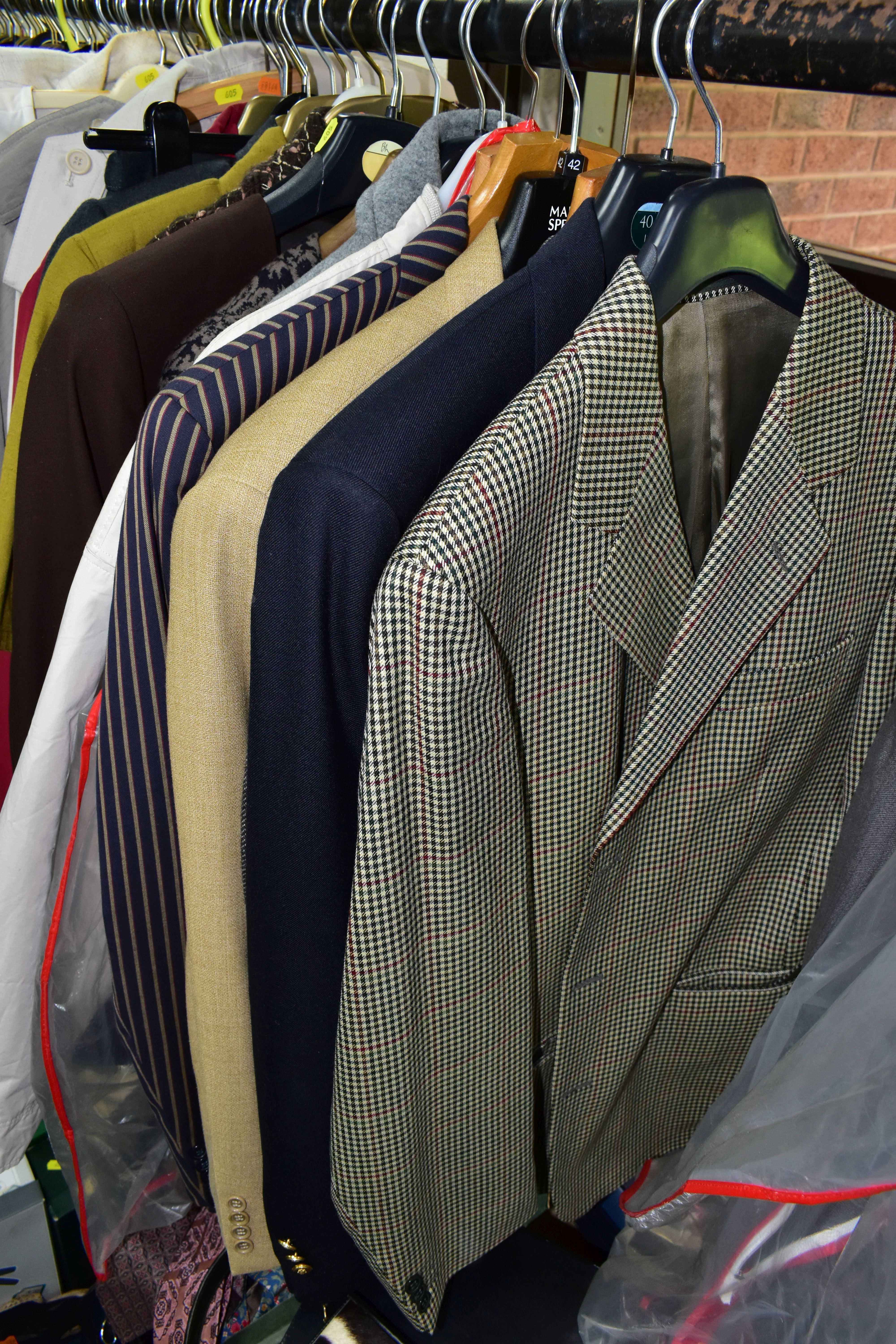 A QUANTITY OF MENS AND WOMENS CLOTHING, SHOES AND SUITCASES, to include men's jackets and suits, - Bild 7 aus 26