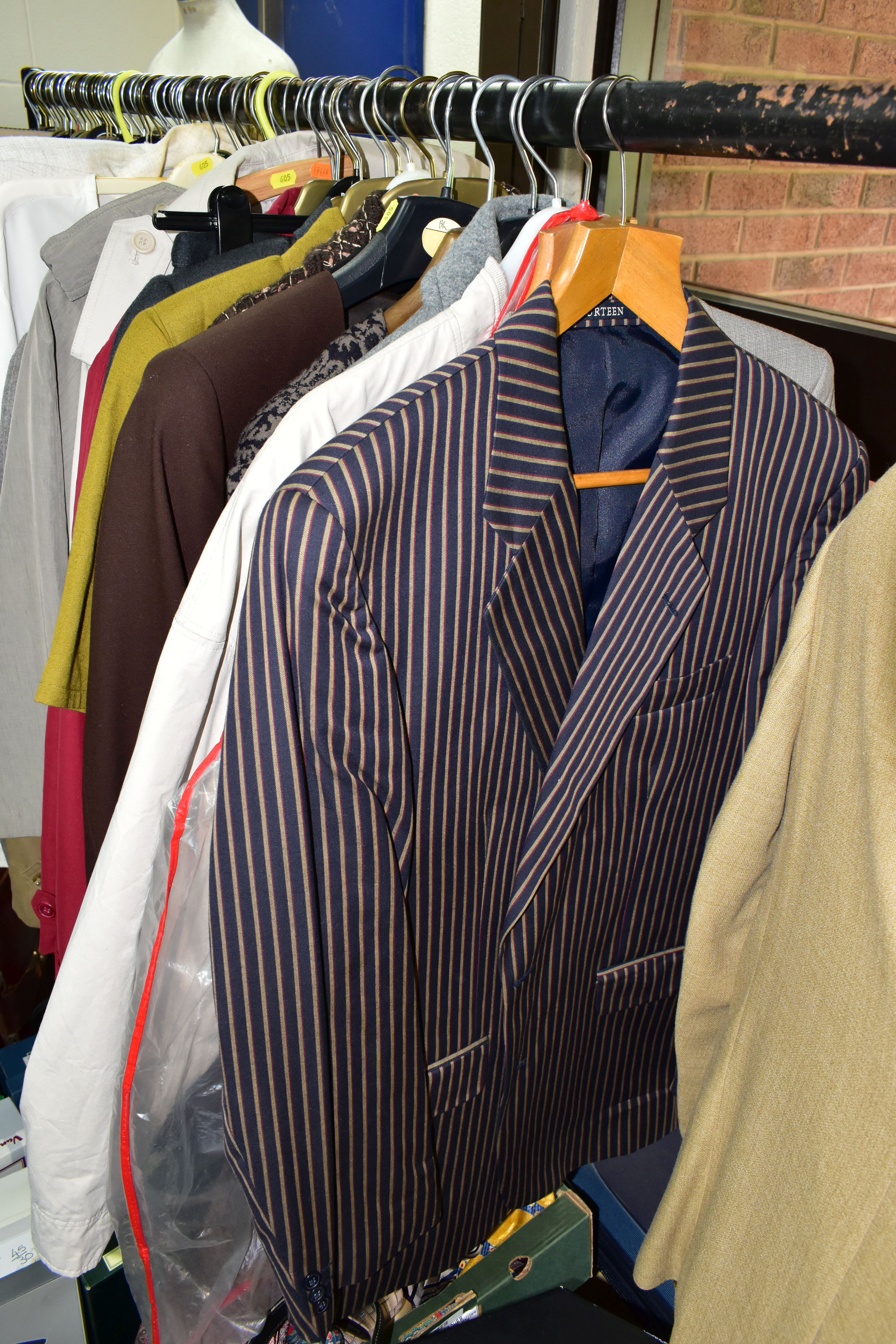 A QUANTITY OF MENS AND WOMENS CLOTHING, SHOES AND SUITCASES, to include men's jackets and suits, - Bild 8 aus 26
