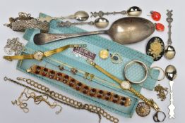 A BAG OF ASSORTED ITEMS, to include a yellow metal paste set bracelet, two ladies gold plated