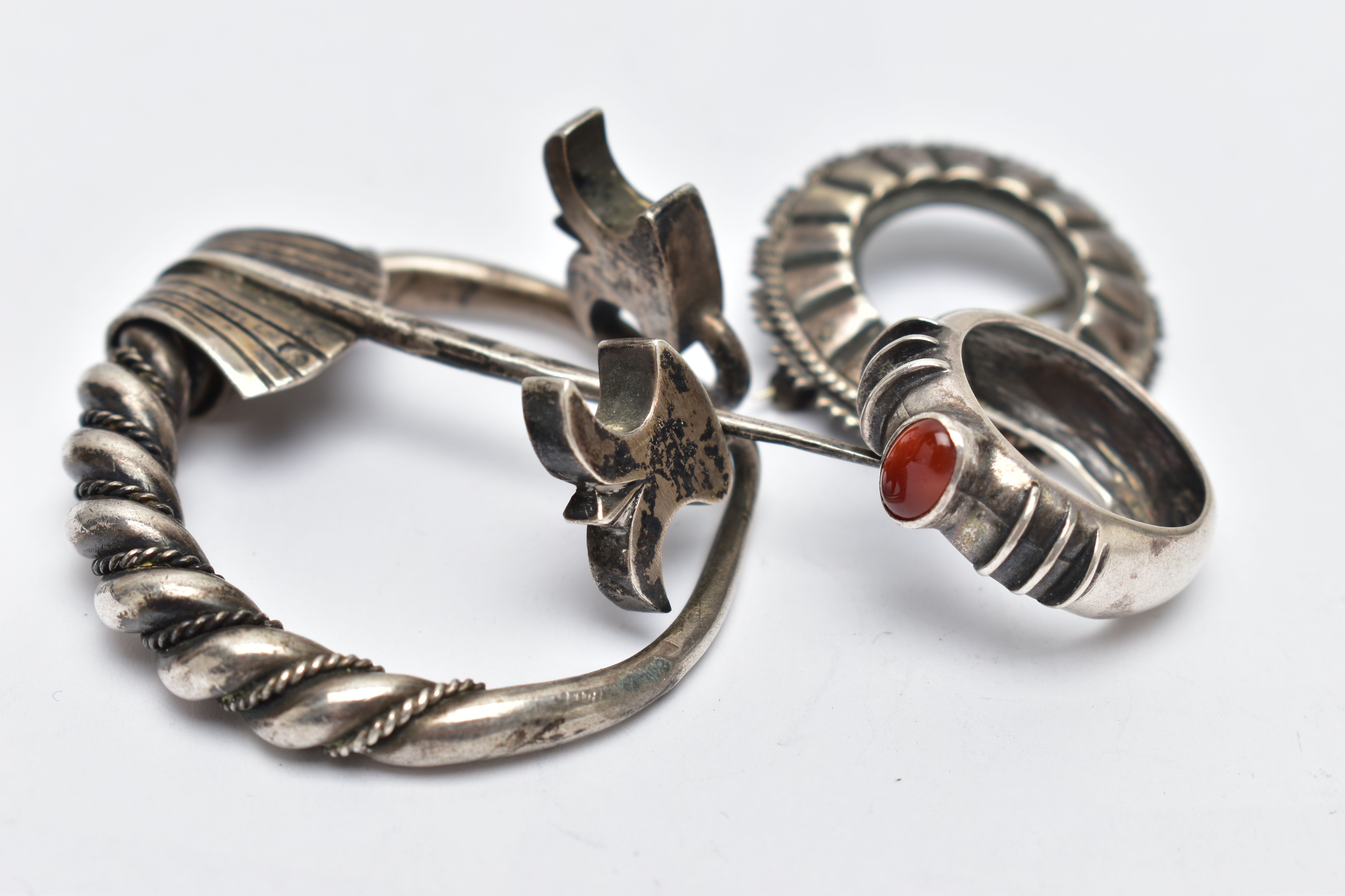 A CLOAK CLIP, BROOCH AND A RING, the white metal cloak clip of a circular form, featuring rope twist - Image 2 of 3