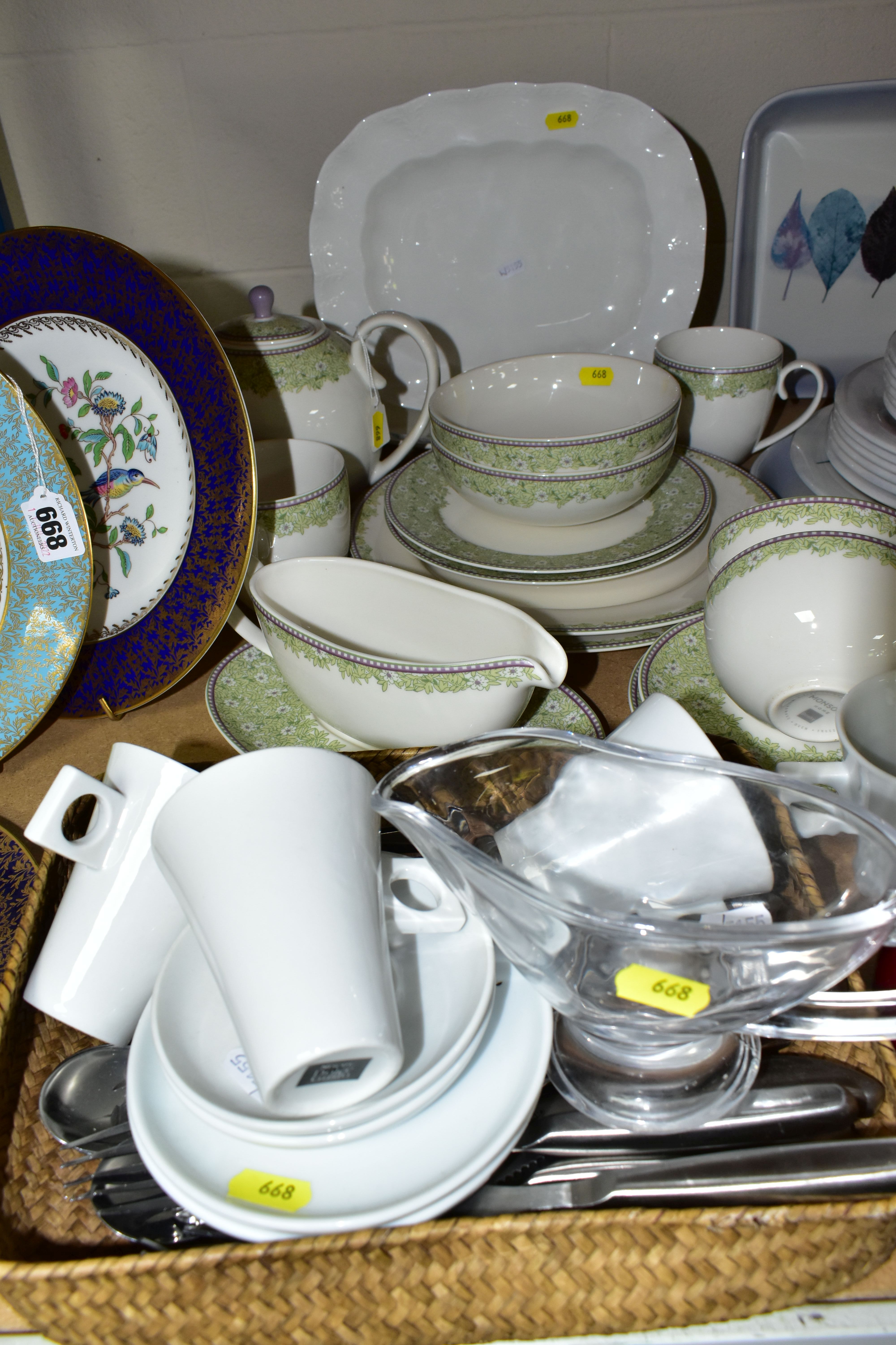 A QUANTITY OF ASSORTED CERAMICS, including three Aynsley Pembroke pattern cabinet plates, fifteen - Image 5 of 5