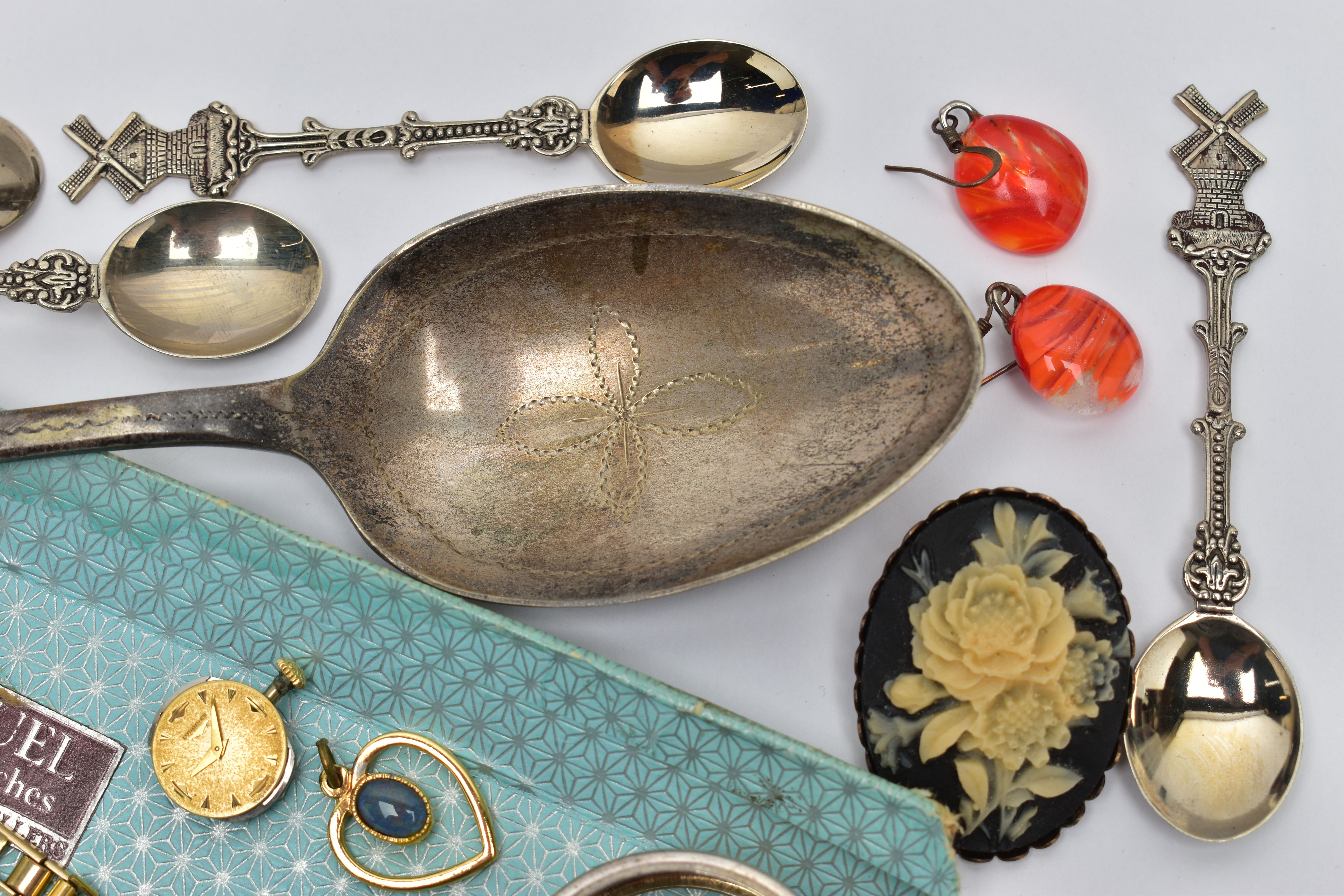 A BAG OF ASSORTED ITEMS, to include a yellow metal paste set bracelet, two ladies gold plated - Image 5 of 6