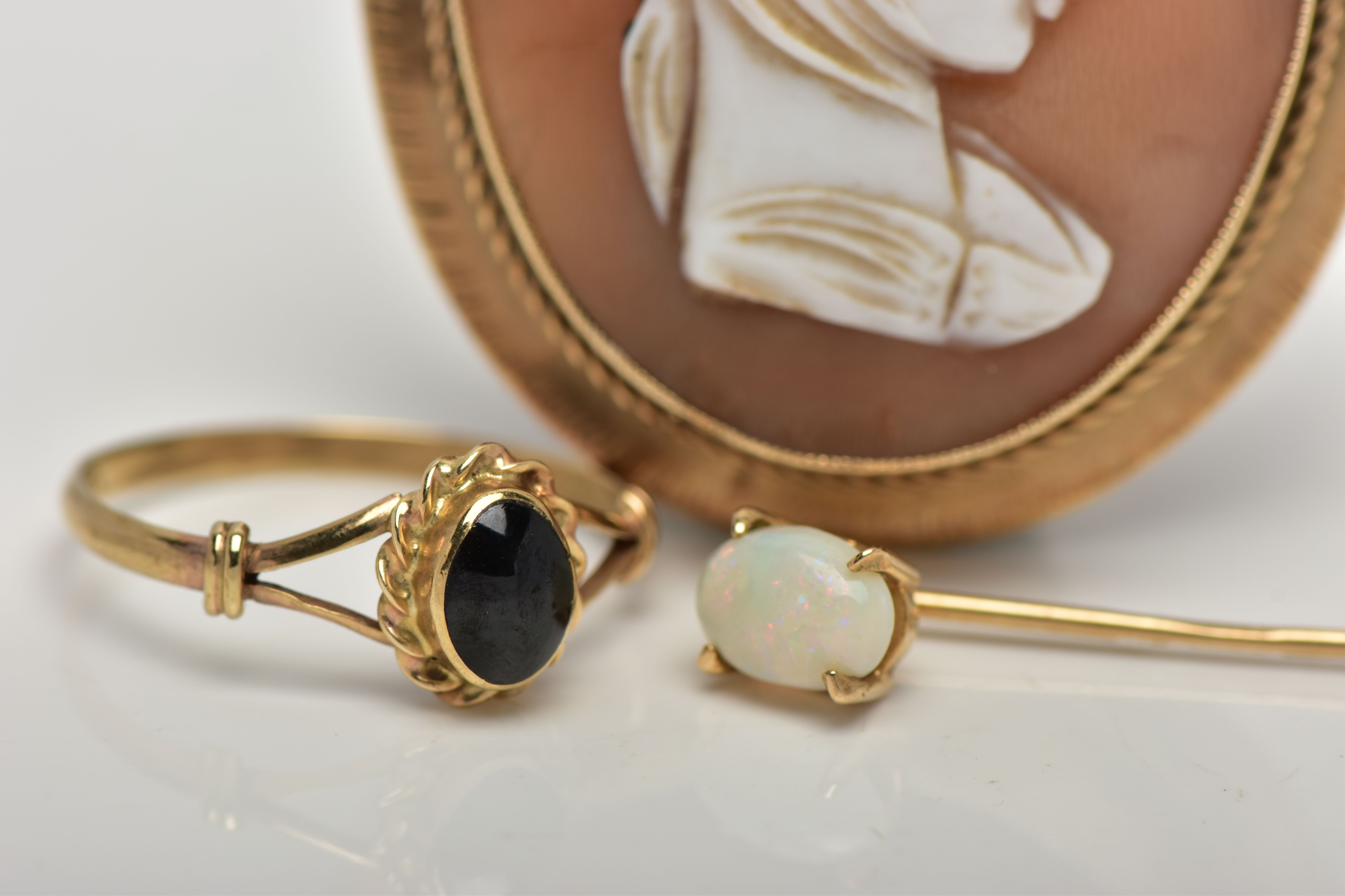 A 9CT GOLD RING, STICK PIN AND CAMEO BROOCH, an oval cabochon onyx stone, set with a rope twist - Image 2 of 4