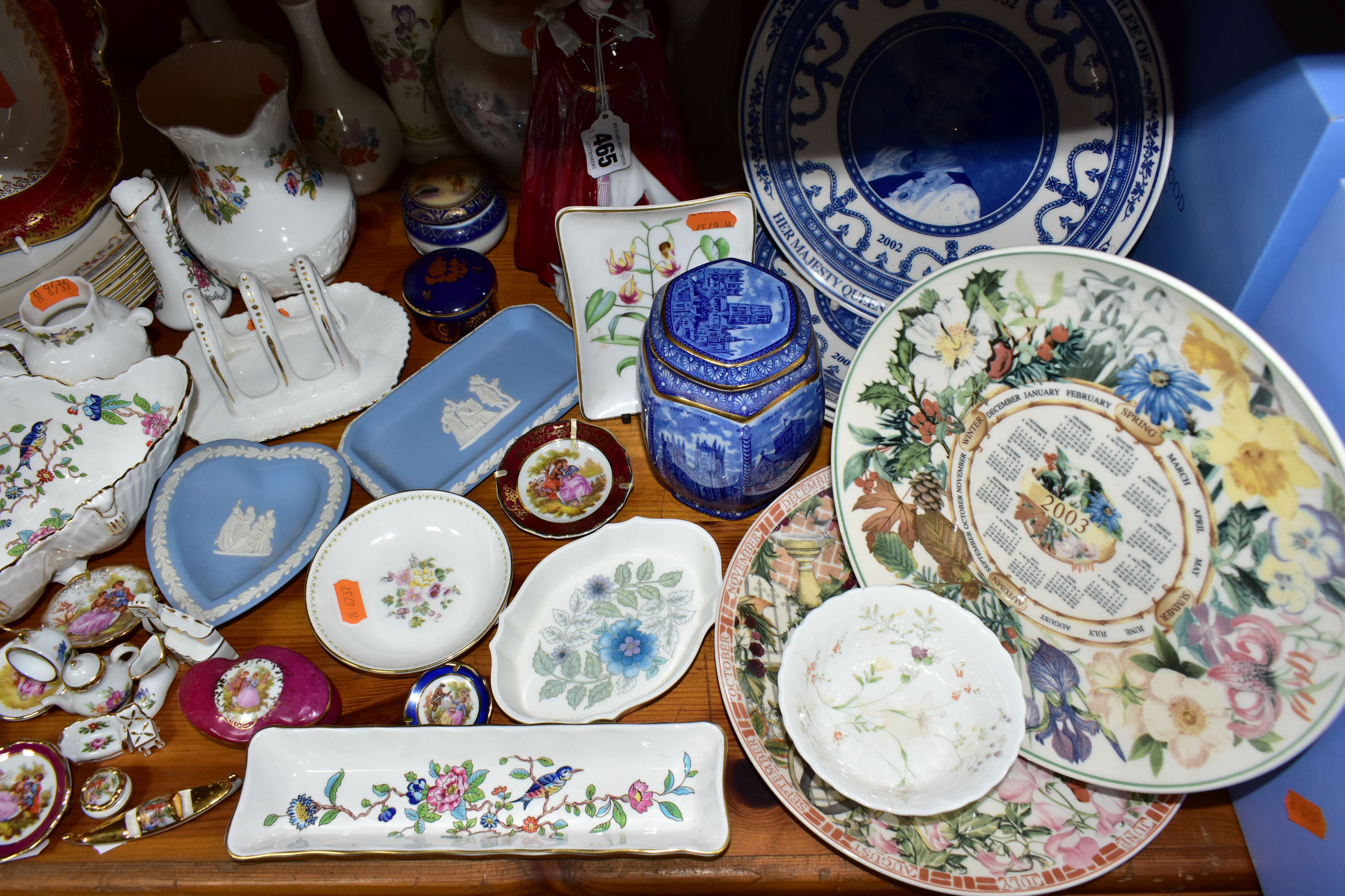 A GROUP OF CERAMICS, to include a Royal Worcester figurine of HM The Queen, produced 'in celebration - Bild 3 aus 7