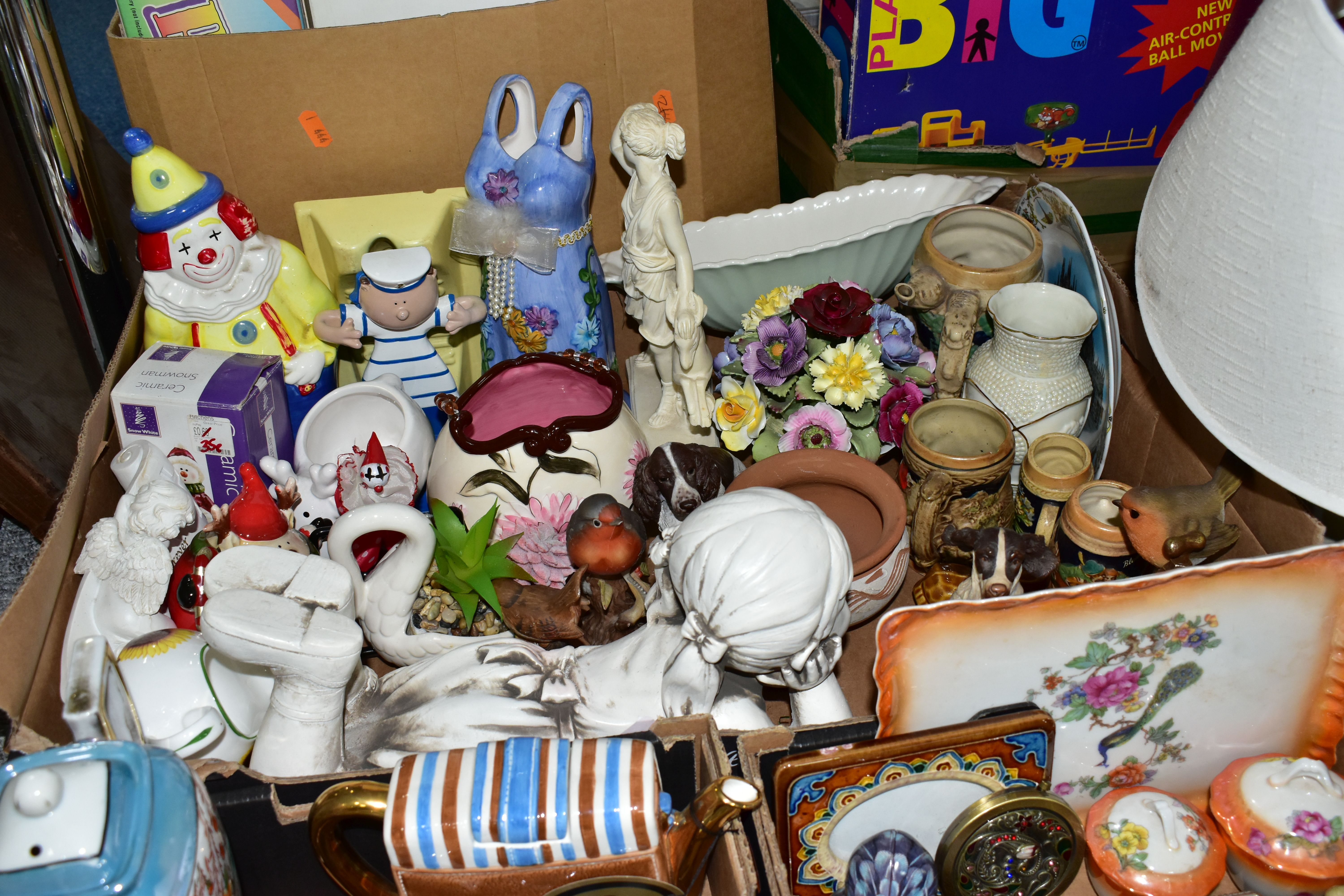 FOUR BOXES AND LOOSE CERAMICS AND ORNAMENTS ETC, to include ceramic bells by Aynsley, Wedgwood and - Bild 8 aus 8