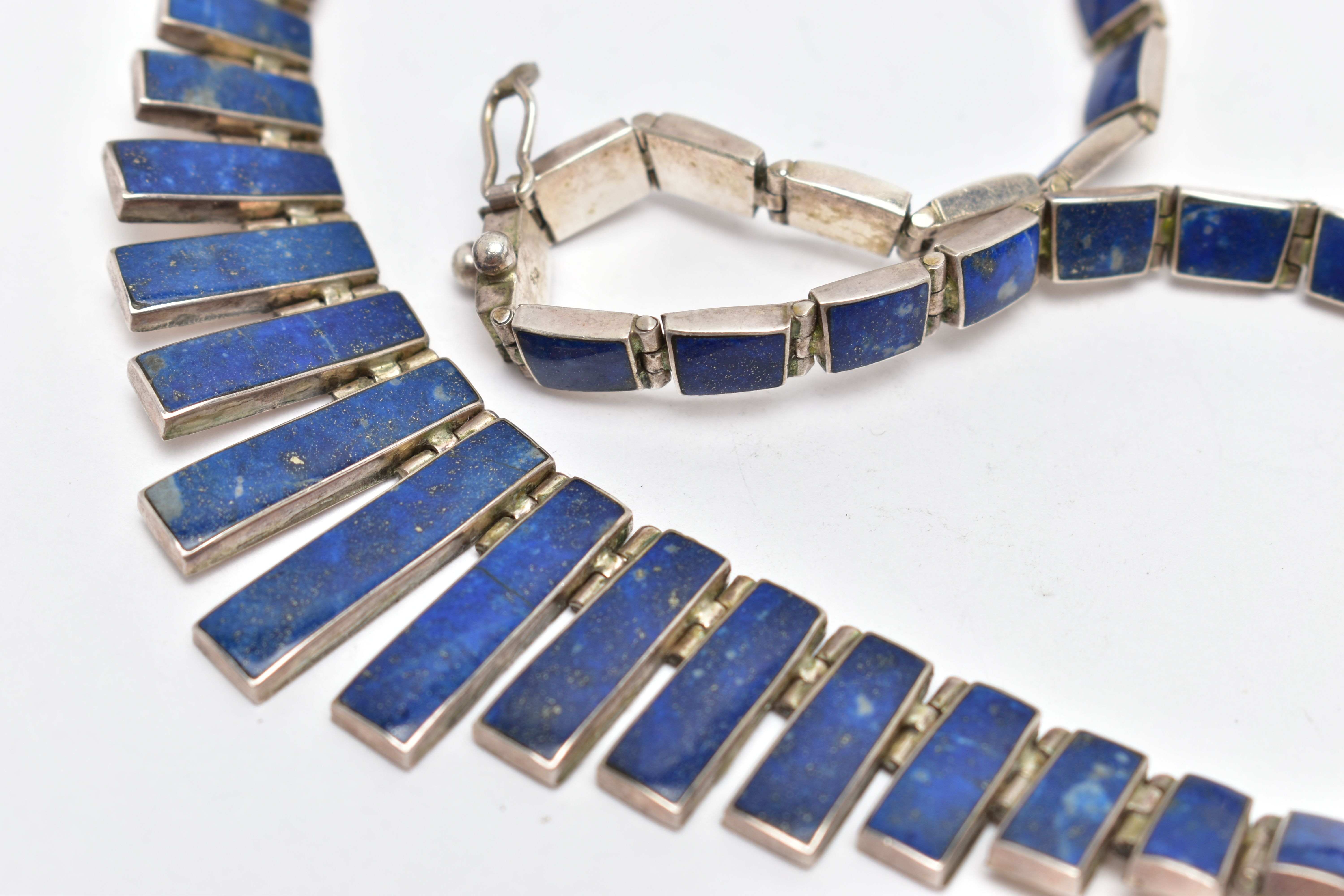 A WHITE METAL LAPIS LAZULI FRINGE NECKLACE, designed as a series of graduated lapis lazuli hinged - Image 5 of 5
