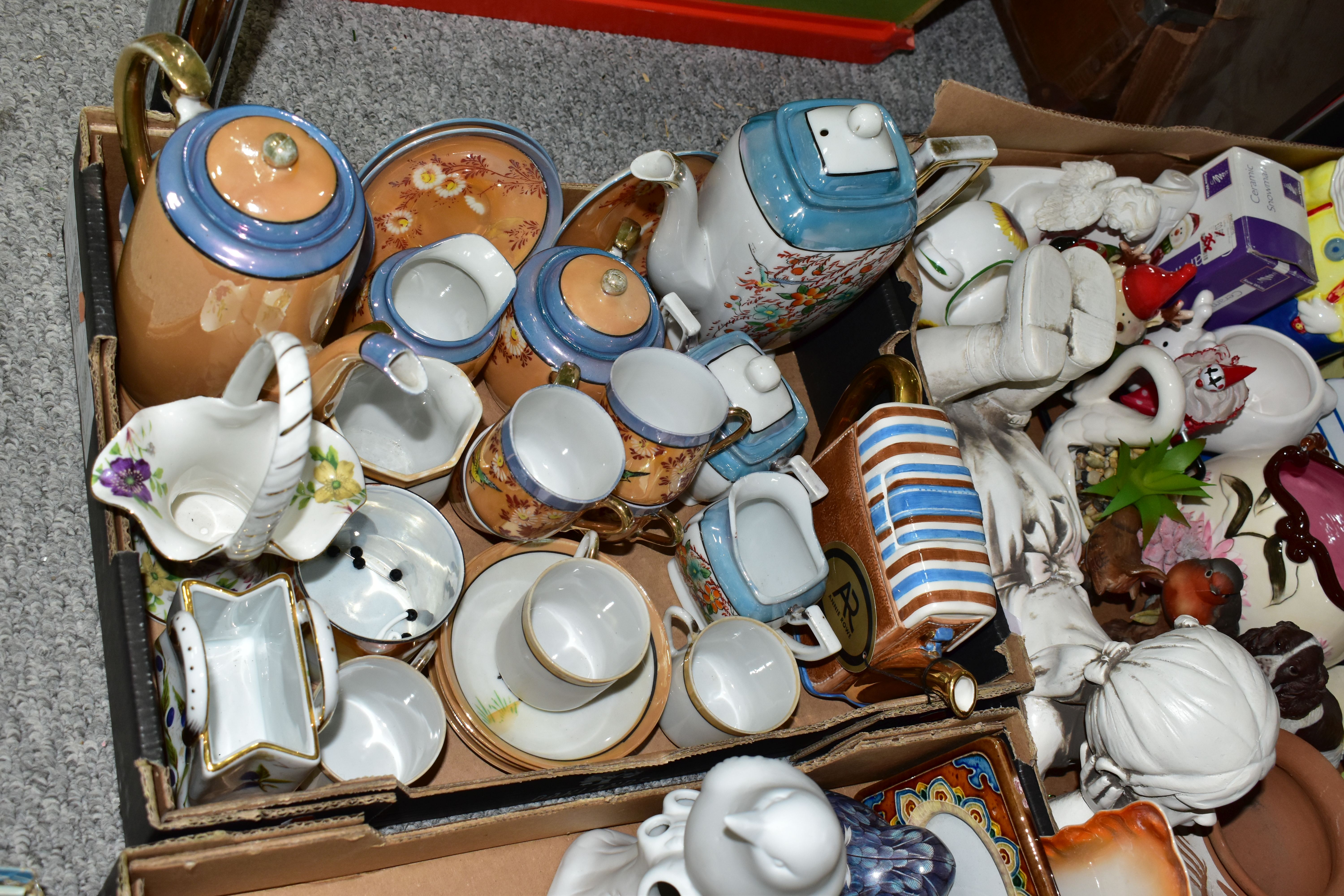 FOUR BOXES AND LOOSE CERAMICS AND ORNAMENTS ETC, to include ceramic bells by Aynsley, Wedgwood and - Bild 7 aus 8