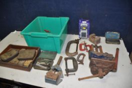 A TUB AND A DRAW OF VINTAGE TOOLS to include a Woden 189B No1 vice, a Record leader No14, five g-