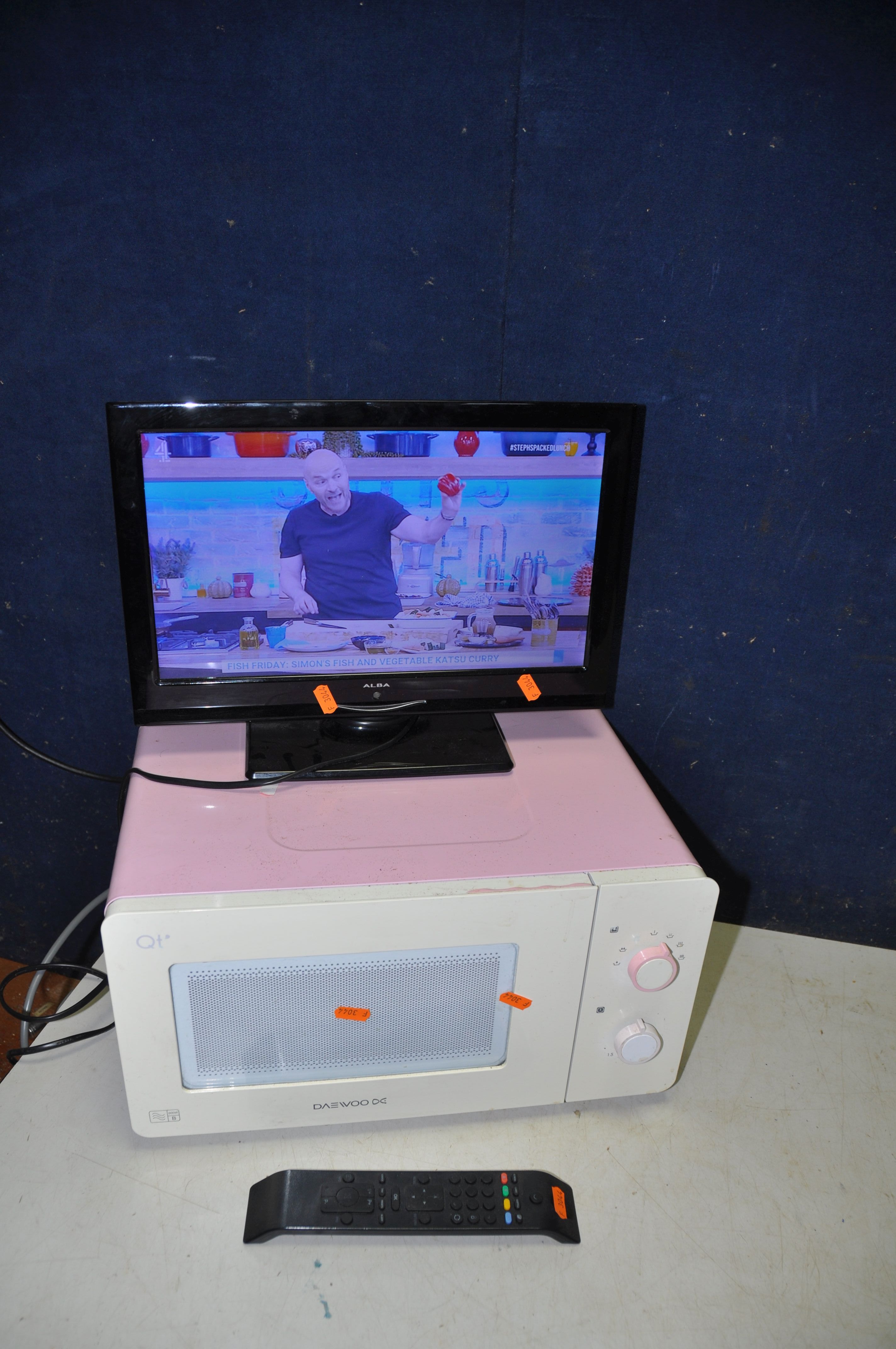 A ALBA LED16191HD 16in tv with remote and a Daewoo QT3 600w microwave (both PAT pass and working)