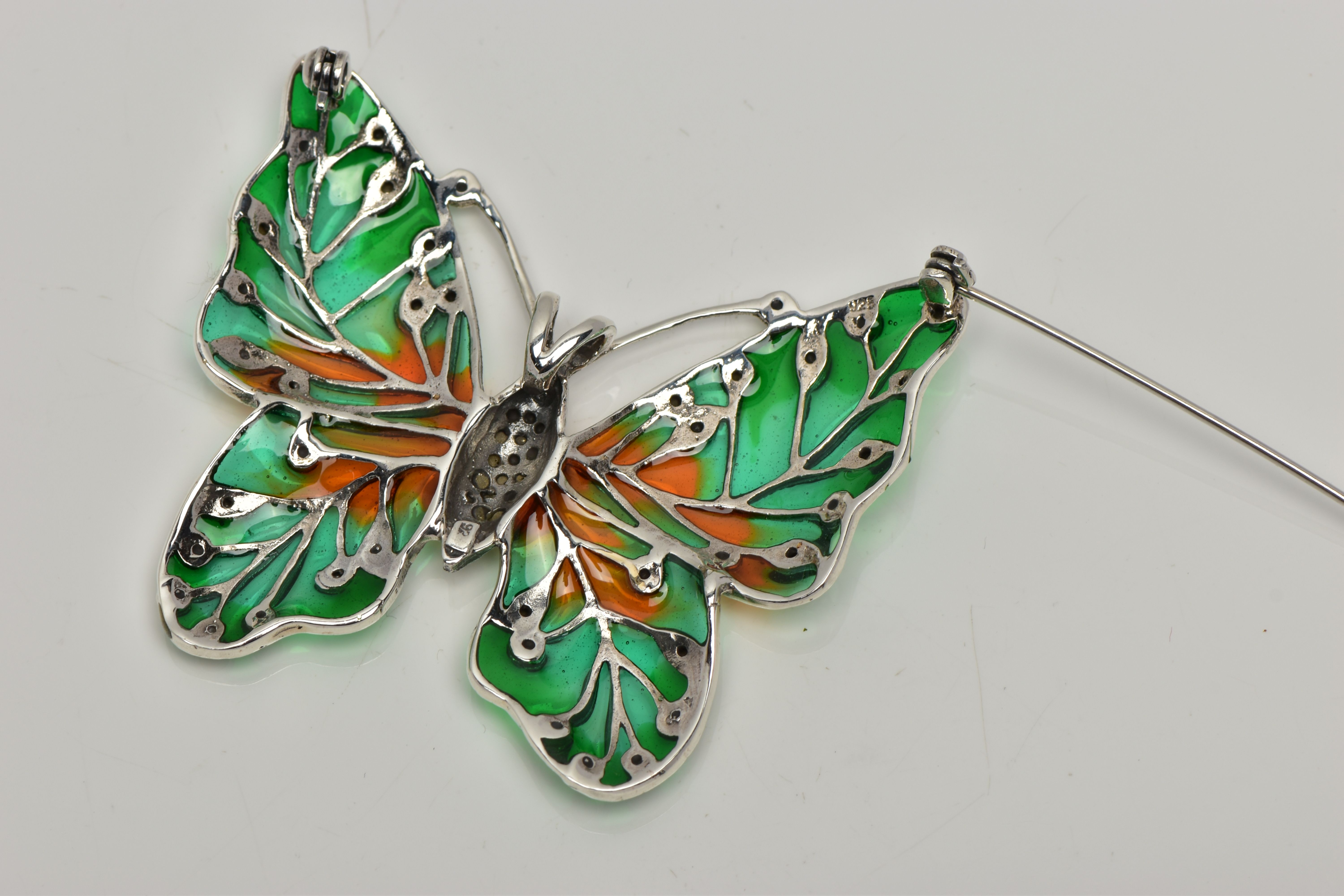 A WHITE METAL PLIQUE A JOUR BUTTERFLY BROOCH, the butterfly set with a marcasite body, enamelled - Bild 3 aus 3