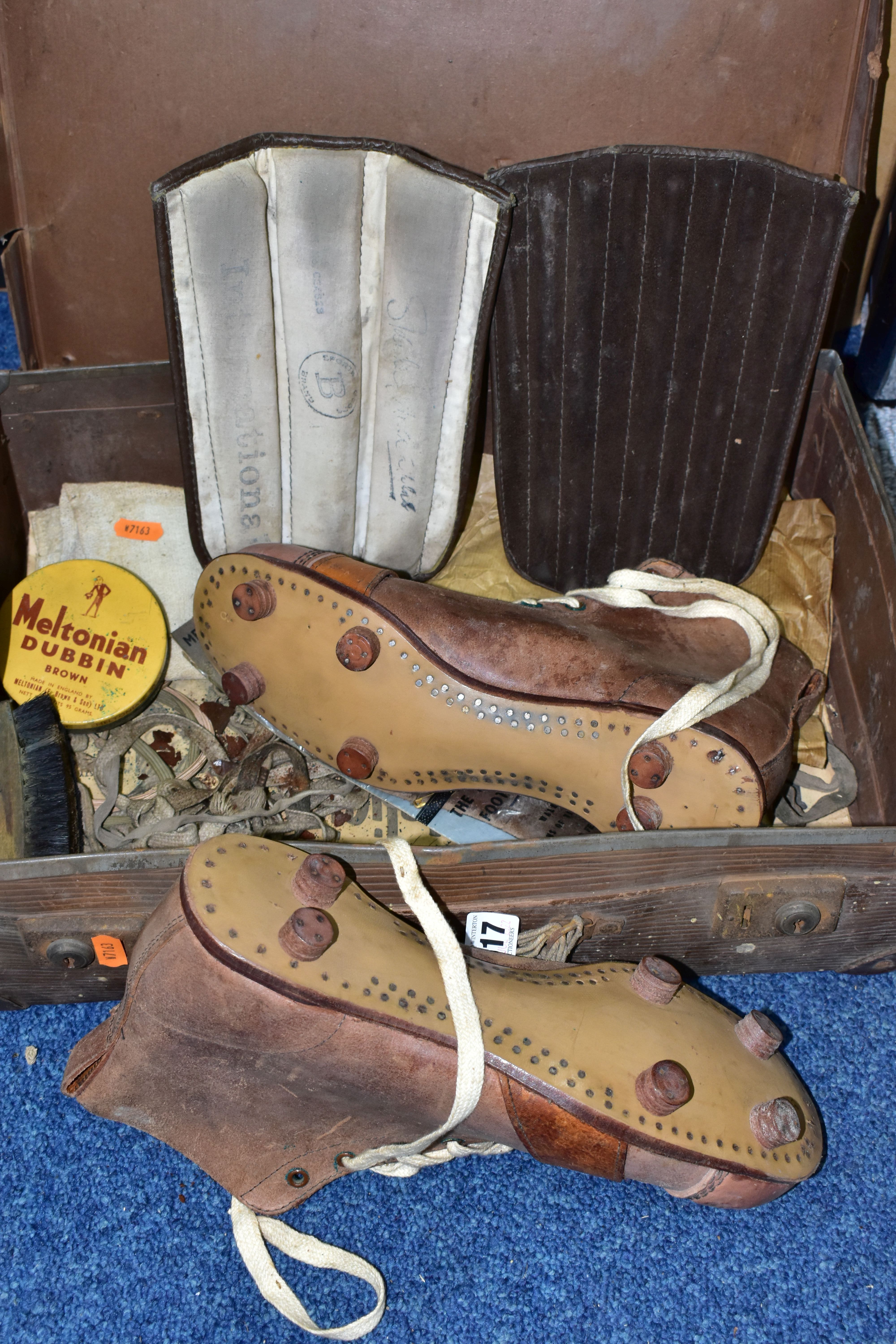 A PAIR OF VINTAGE LEATHER FOOTBALL BOOTS, size 9, together with a pair of vintage shin pads and - Bild 2 aus 3