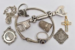 AN ASSORTMENT OF SILVER AND WHITE METAL ITEMS, to include a late Victorian silver thimble,