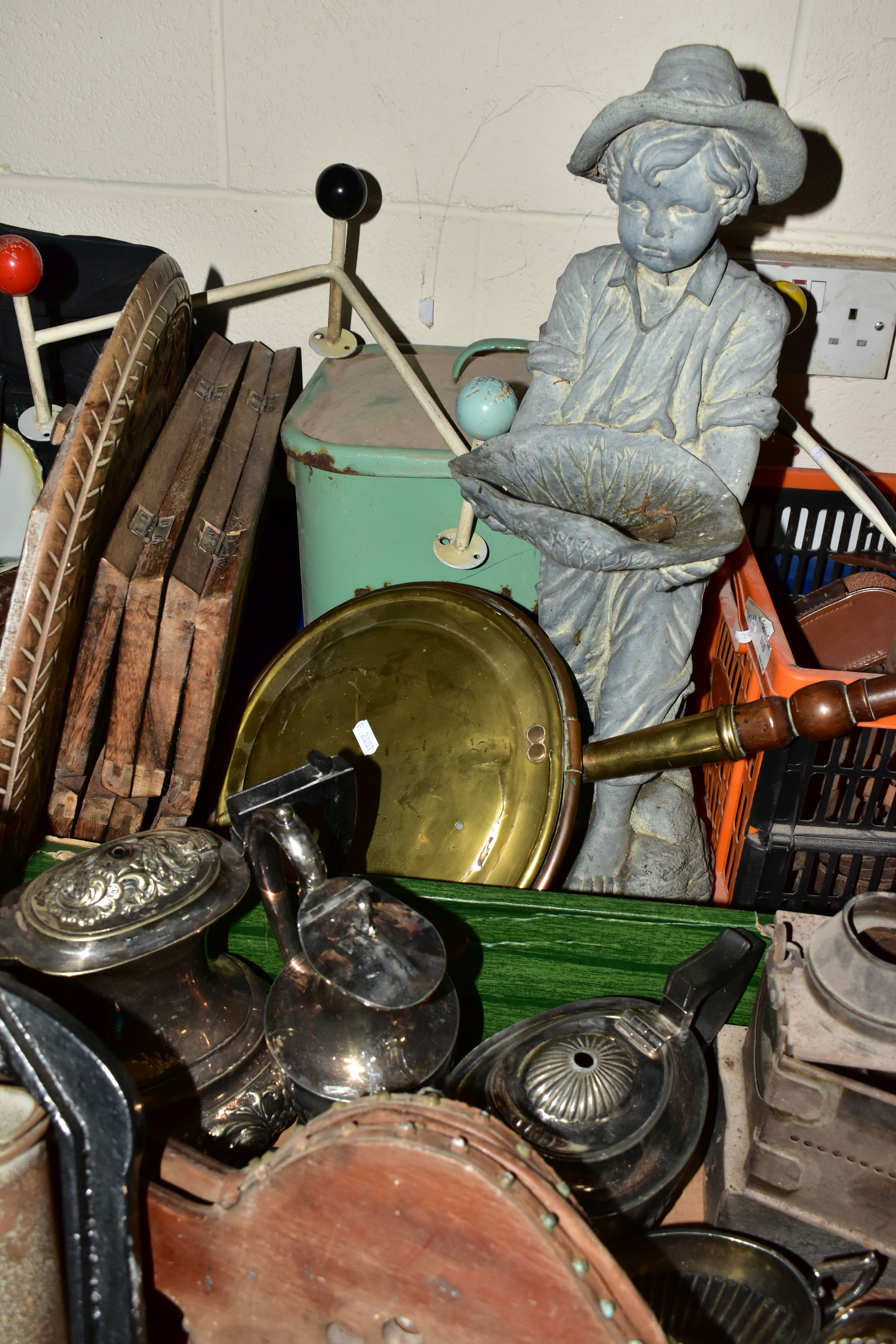 TWO BOXES AND LOOSE METALWARES AND SUNDRY ITEMS, to include a Welch Patent railway hand lamp, a - Bild 5 aus 6