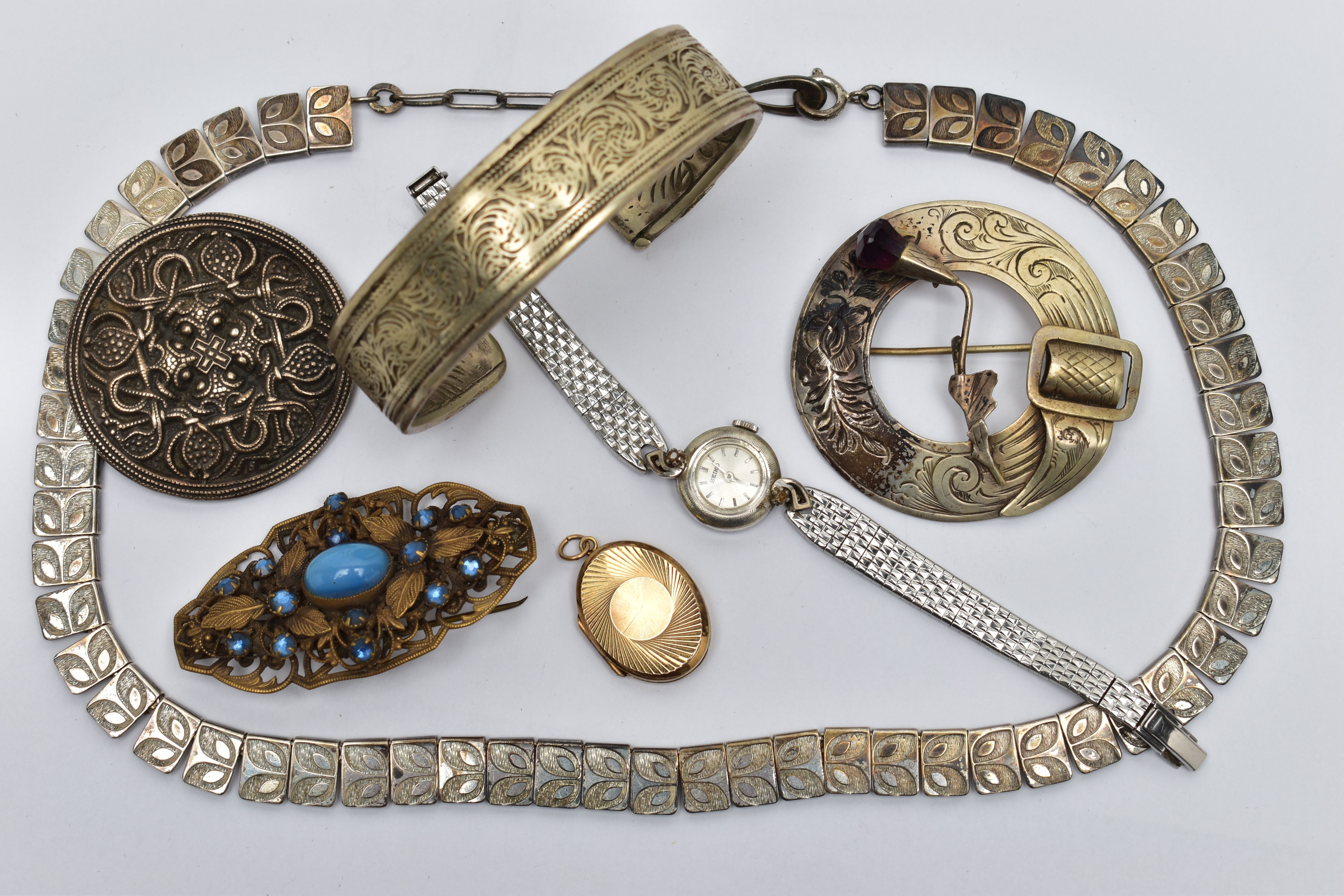 AN ASSORTMENT OF YELLOW AND WHITE METAL JEWELLERY ITEMS, to include a ladies manual wind wristwatch,