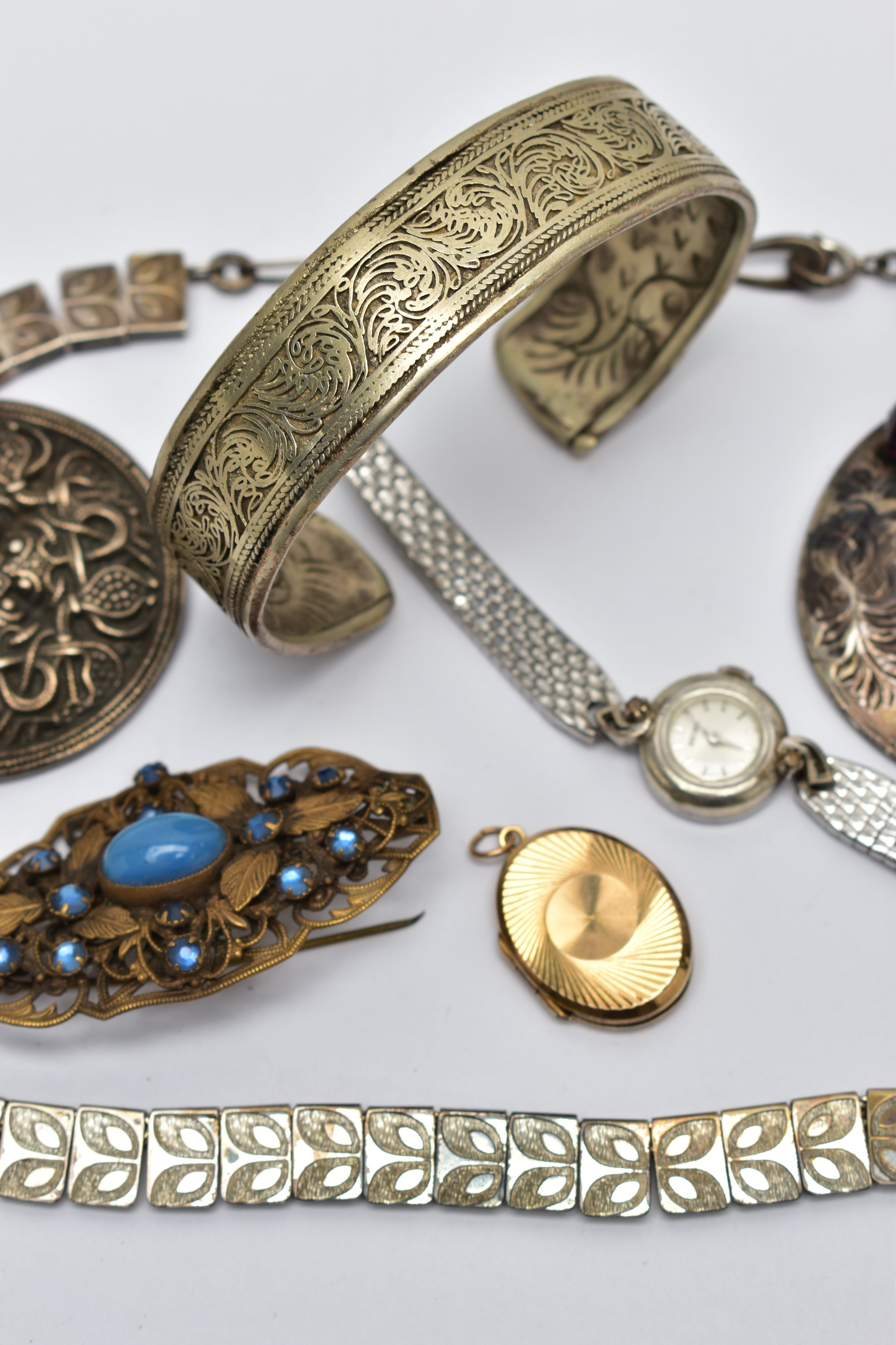 AN ASSORTMENT OF YELLOW AND WHITE METAL JEWELLERY ITEMS, to include a ladies manual wind wristwatch, - Image 4 of 4