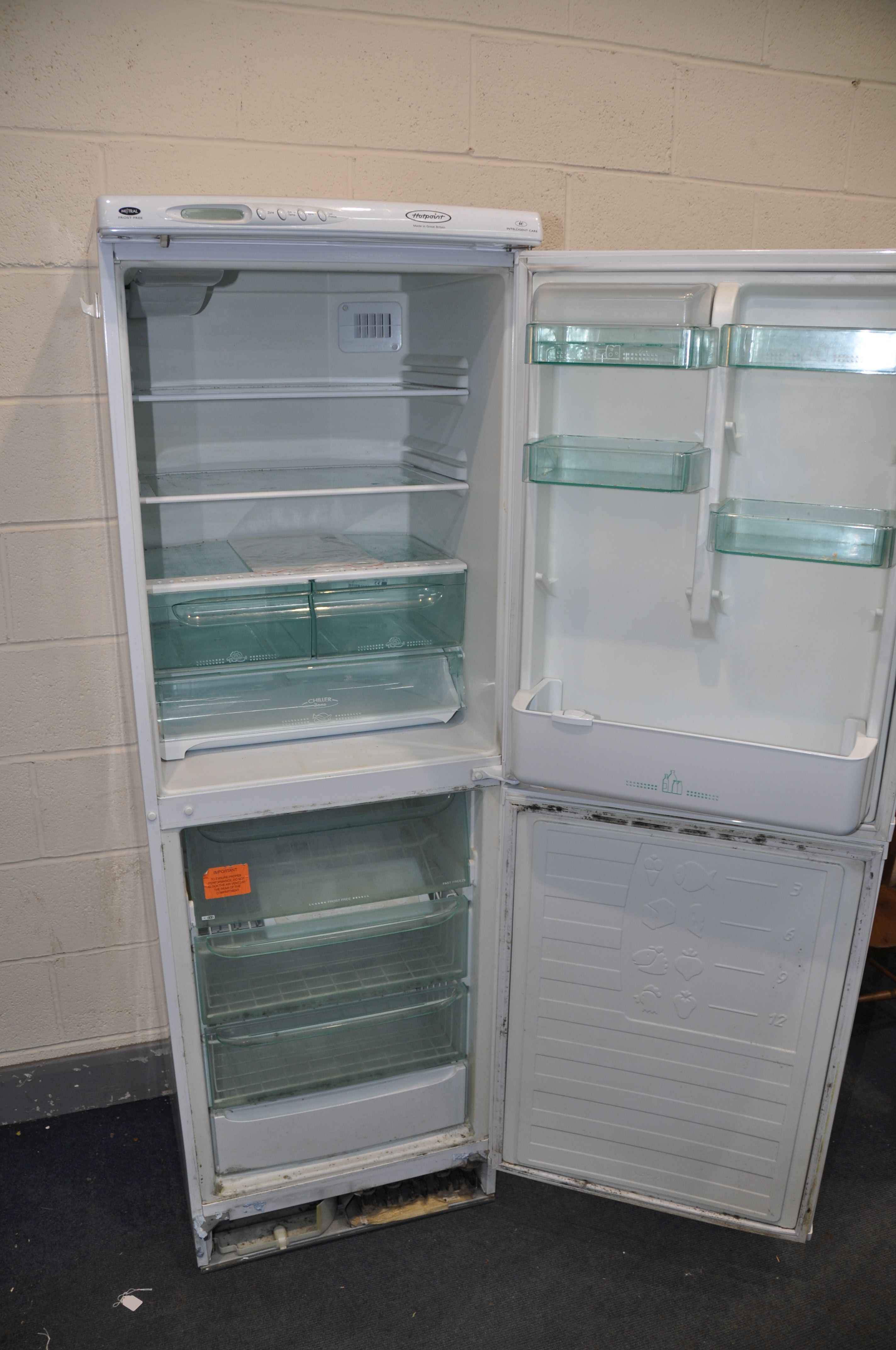 A HOTPOINT FF92P TALL FRIDGE FREEZER missing bottom panel measuring width 60cm x depth 60cm x height - Bild 2 aus 4