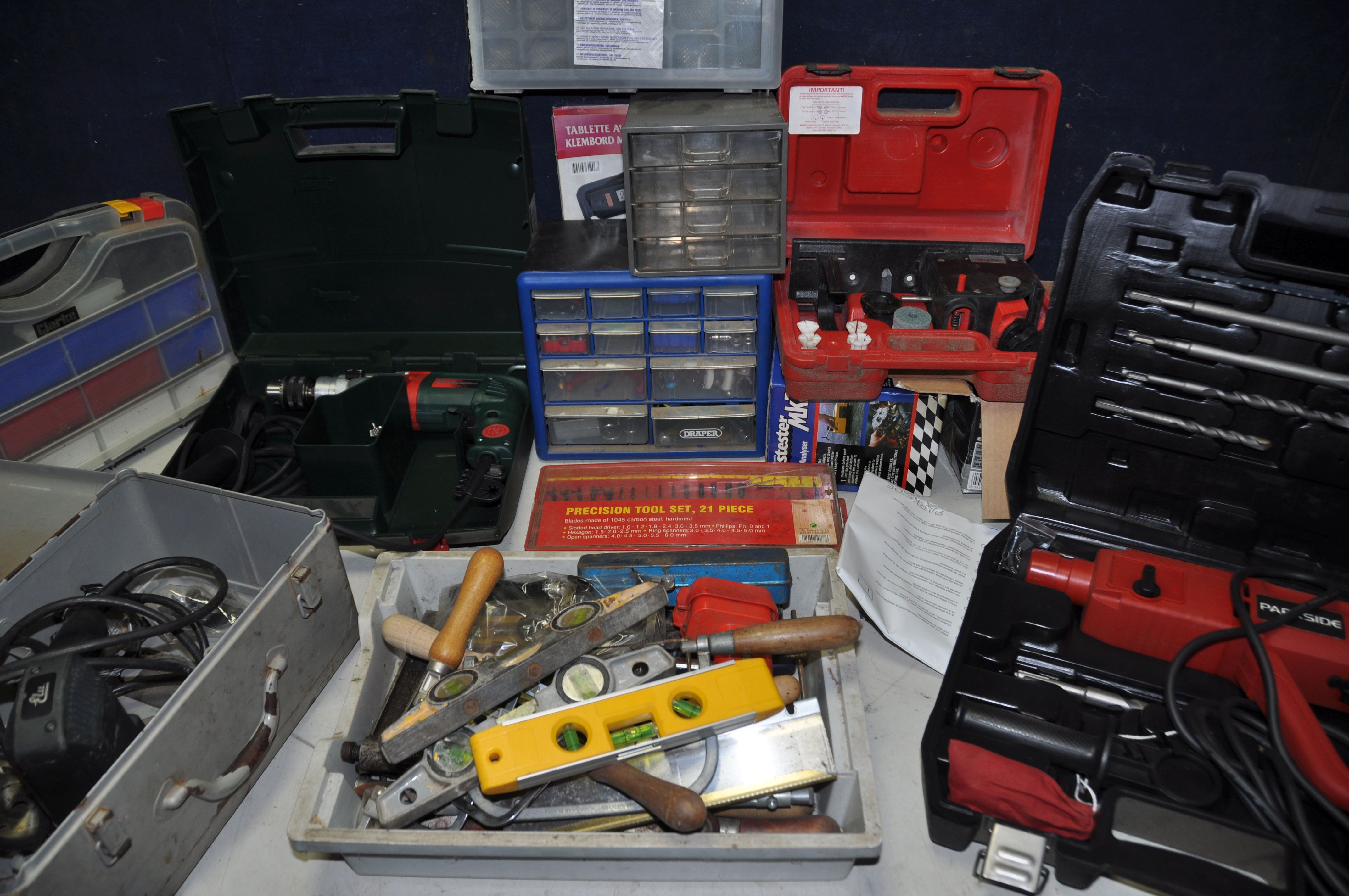 A SELECTION OF POWERTOOLS to include a Metabo SBE655 drill in original case, Parkside PEBH780 - Bild 5 aus 5