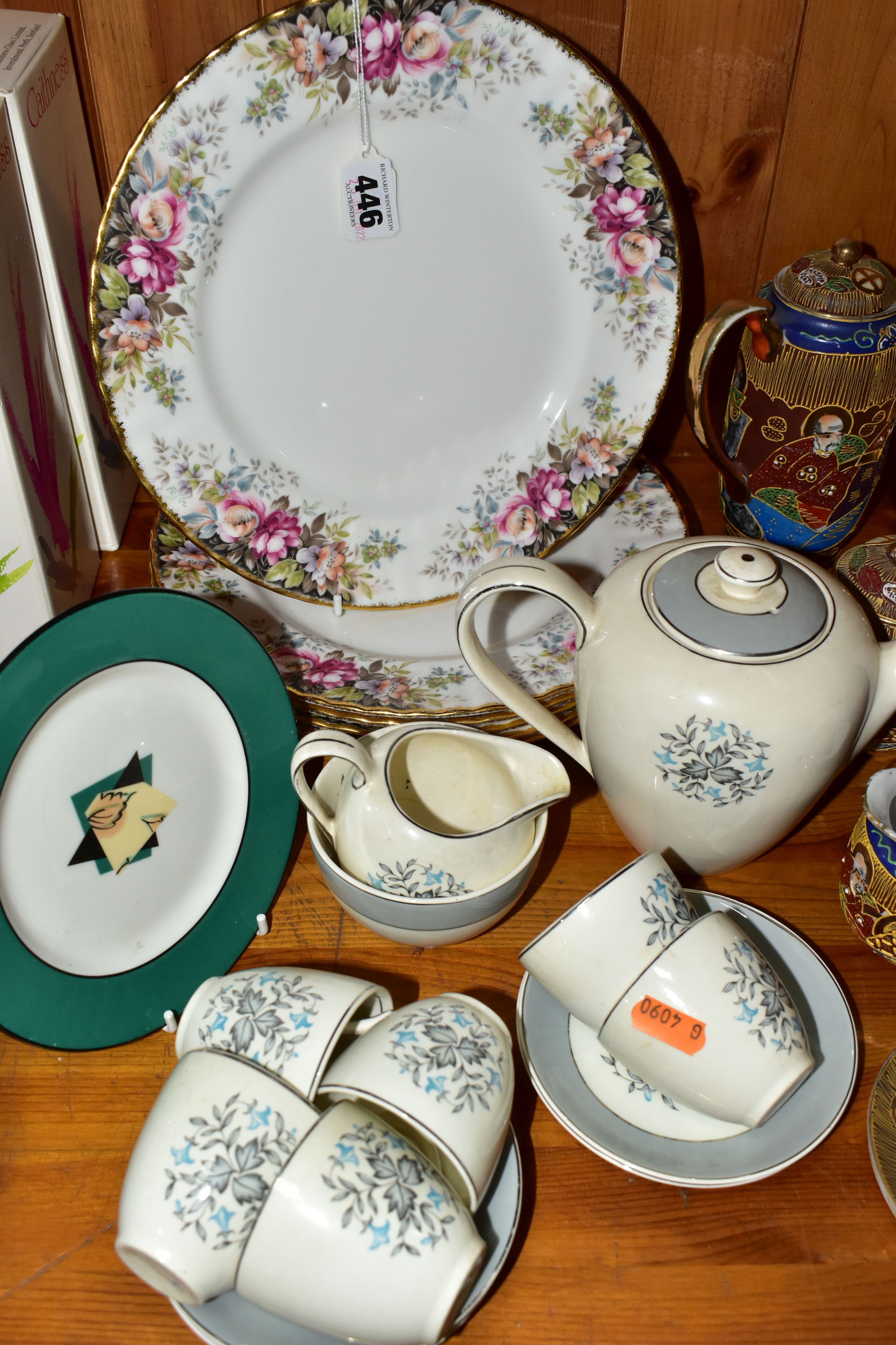 A GROUP OF CERAMIC TEA AND DINNERWARES, to include six Royal Albert Autumn Roses dinner plates ( - Image 7 of 8