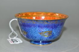 A SMALL WEDGWOOD LUSTRE BOWL IN 'FLYING HUMMINGBIRDS' PATTERN, featuring gilt hummingbirds on an