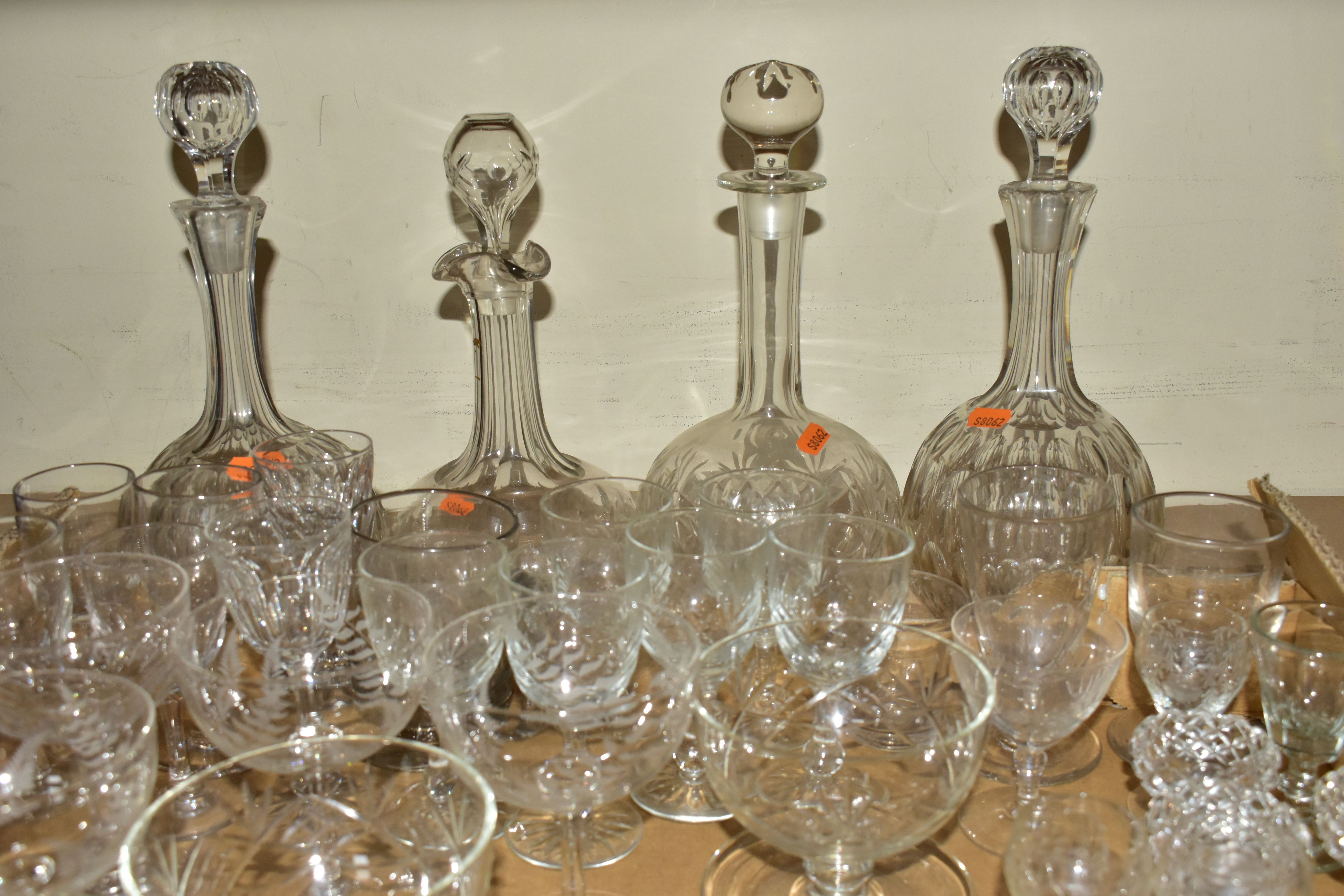 TWO BOXES AND LOOSE GLASSWARES, to include two small Waterford Crystal Glandore pattern vases, - Bild 4 aus 8