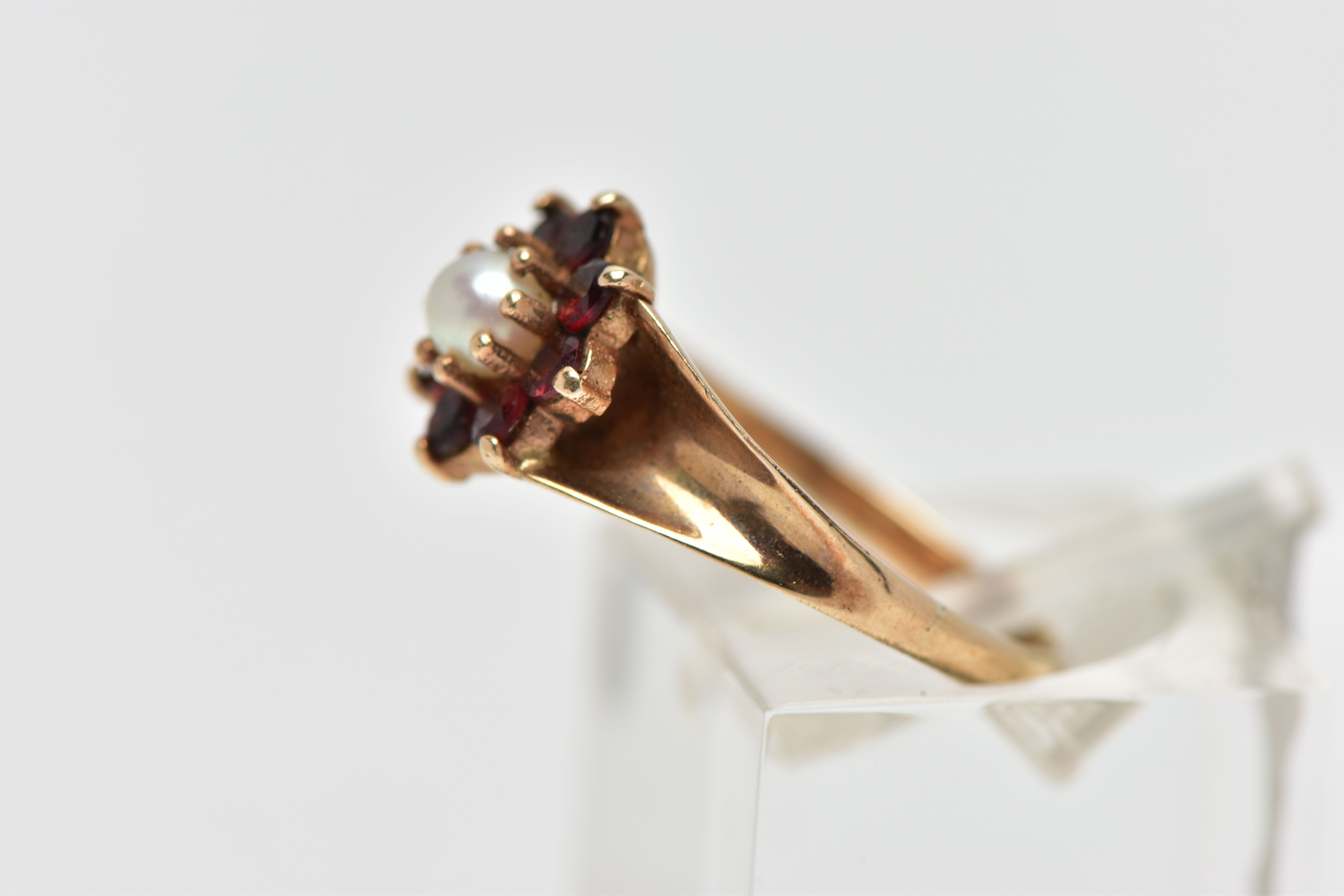 A 9CT GOLD CULTURED PEARL AND GARNET CLUSTER RING, the claw set cultured pearl, with circular cut - Image 2 of 4