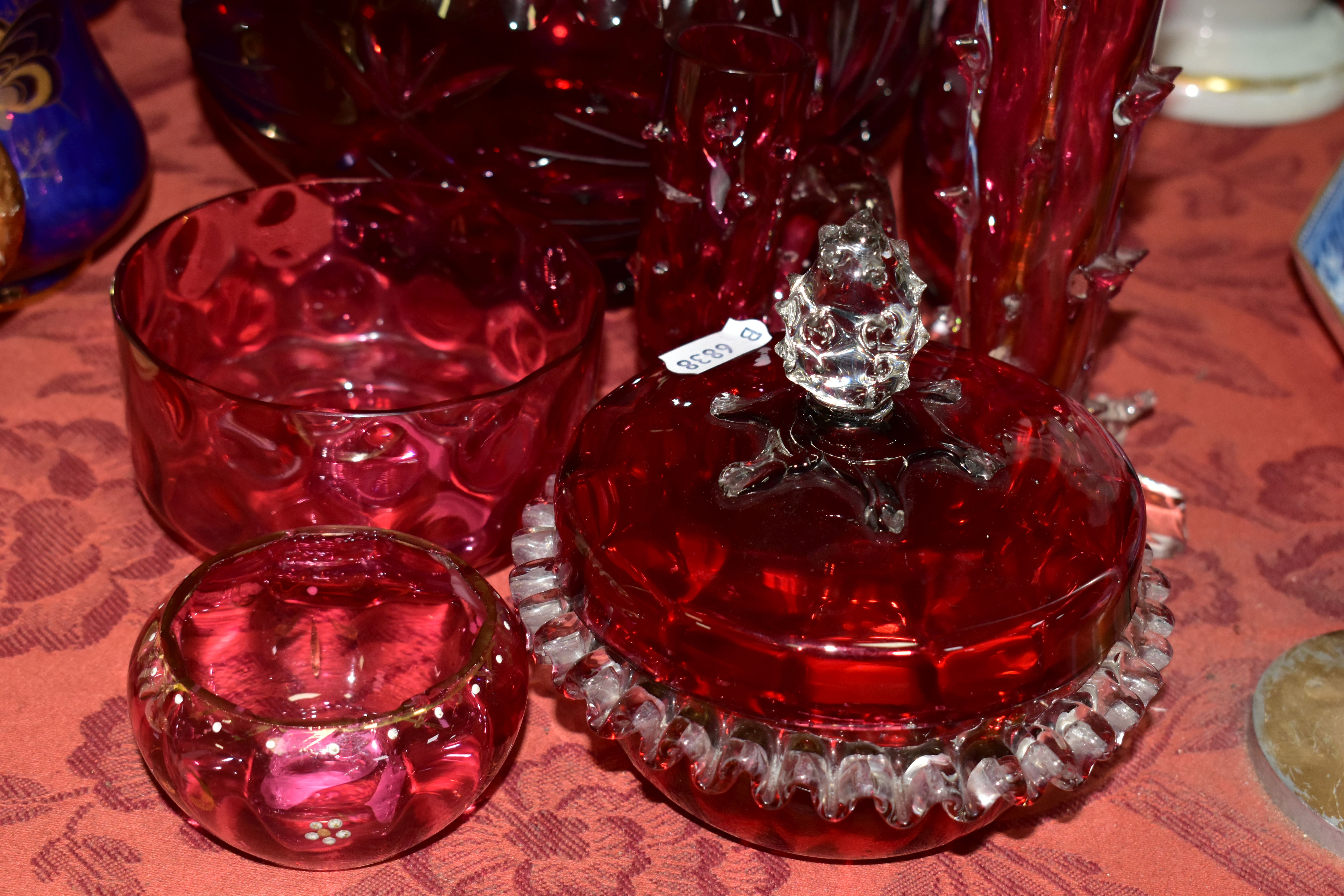 A GROUP OF CRANBERRY GLASS INCLUDING A PAIR OF MARY GREGORY STYLE VASES, with wavy rims, depicting a - Bild 2 aus 6