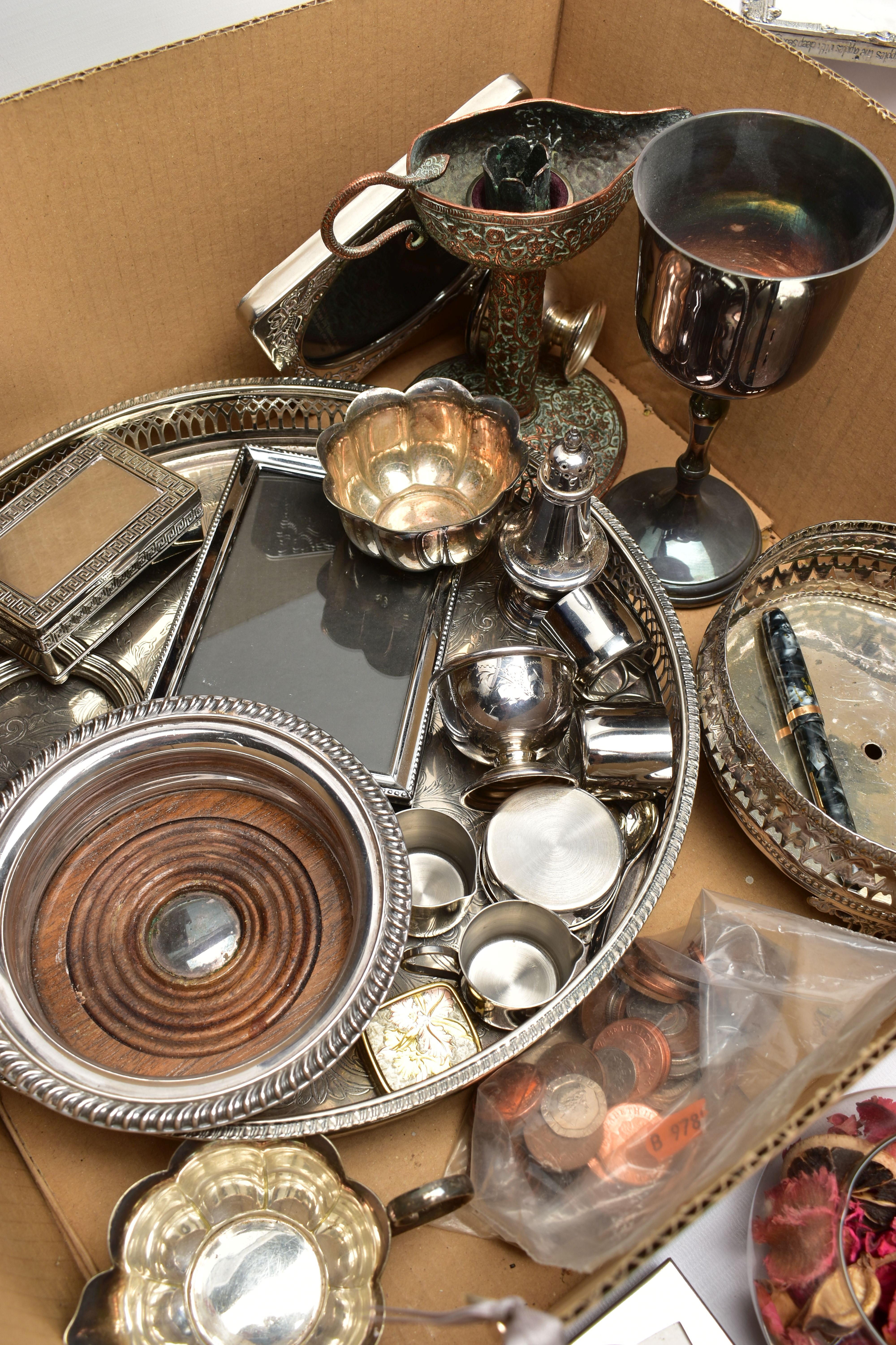 AN ASSORTMENT OF COSTUME JEWELLERY AND VARIOUS METAL SUNDRIES, to include a 'Conway Stewart' - Image 8 of 10