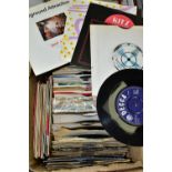 A TRAY CONTAINING APPROX ONE HUNDRED AND TWENTY SINGLES artist include Mungo Jerry, Otis Redding,