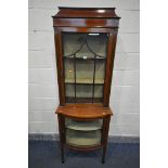 AN EDWARDIAN MAHOGANY AND BOX STUNG INLAID DISPLAY CABINET, with an astragal glazed door enclosing