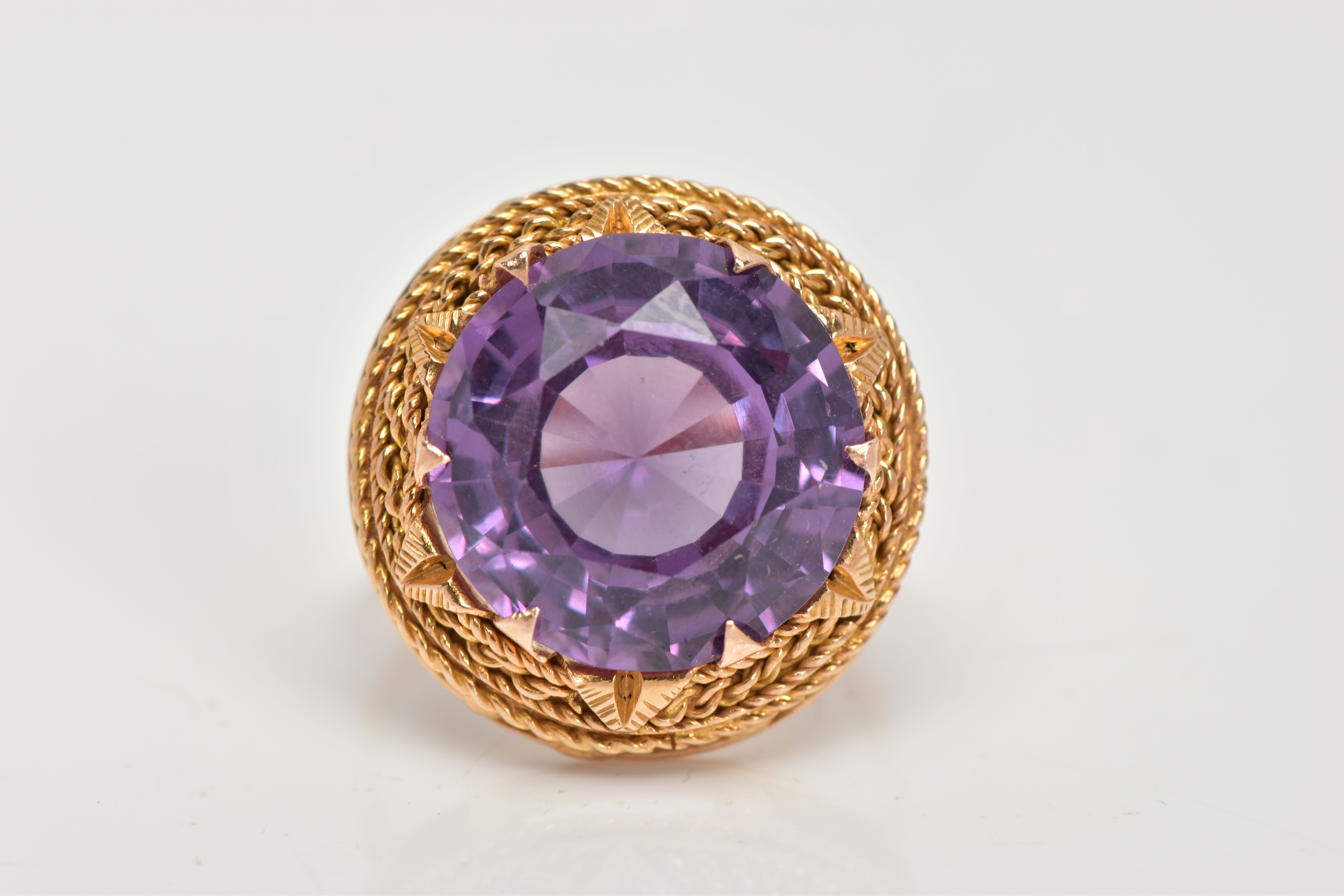 A YELLOW METAL SYNTHETIC COLOUR CHANGE SAPPHIRE RING, large circular cut synthetic colour change - Image 5 of 7