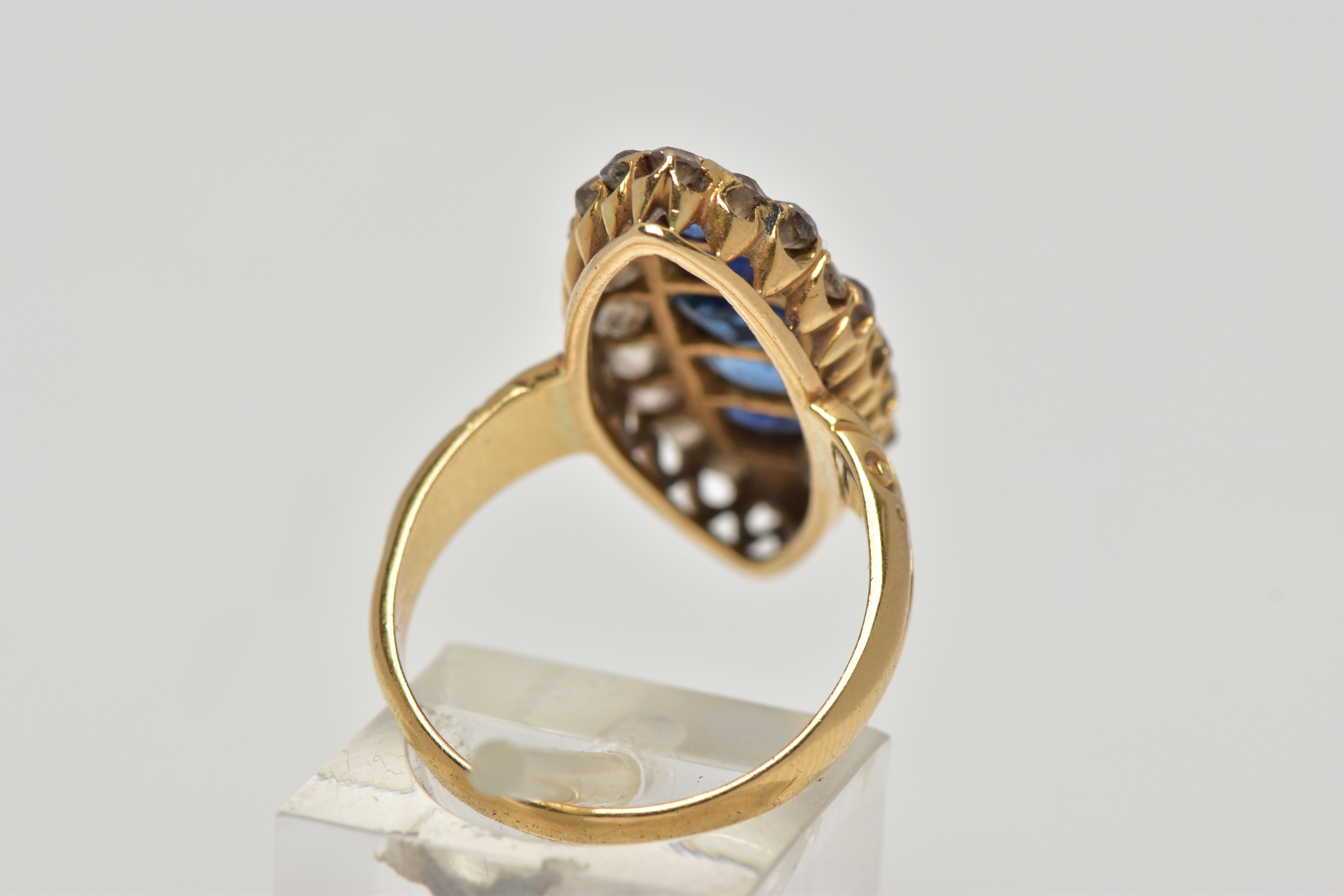 AN 18CT GOLD, LATE VICTORIAN SAPPHIRE AND DIAMOND RING, of a large marquise form set centrally - Bild 3 aus 10