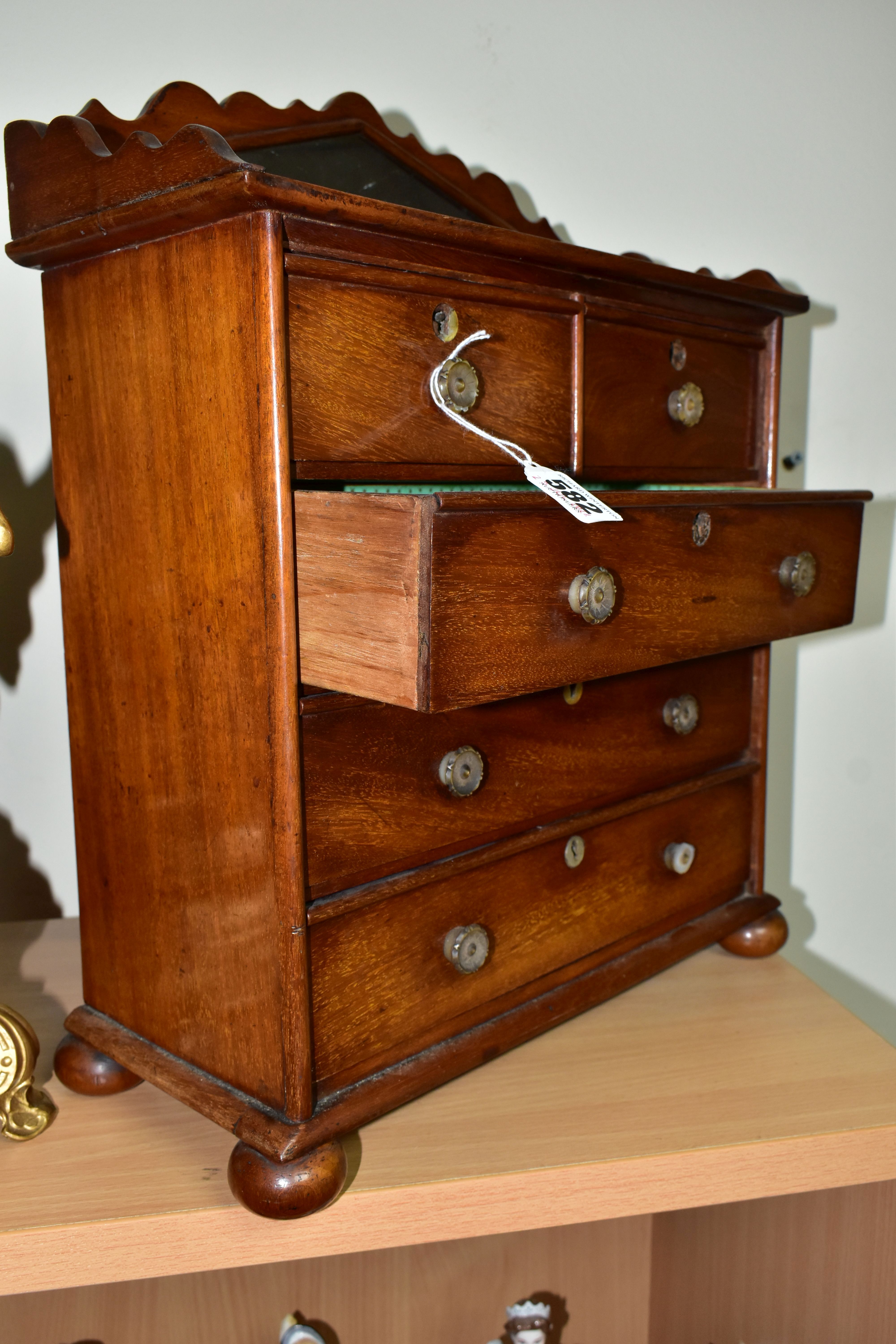 A MINIATURE MAHOGANY CHEST OF DRAWS WITH GALLERIED MIRROR, having two short draws over three long - Image 5 of 7