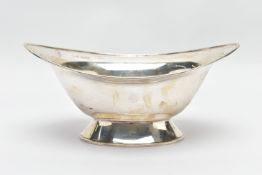 AN EARLY 20TH CENTURY SILVER BON BON DISH, of oval design atop a tapered pedestal, hallmarked '