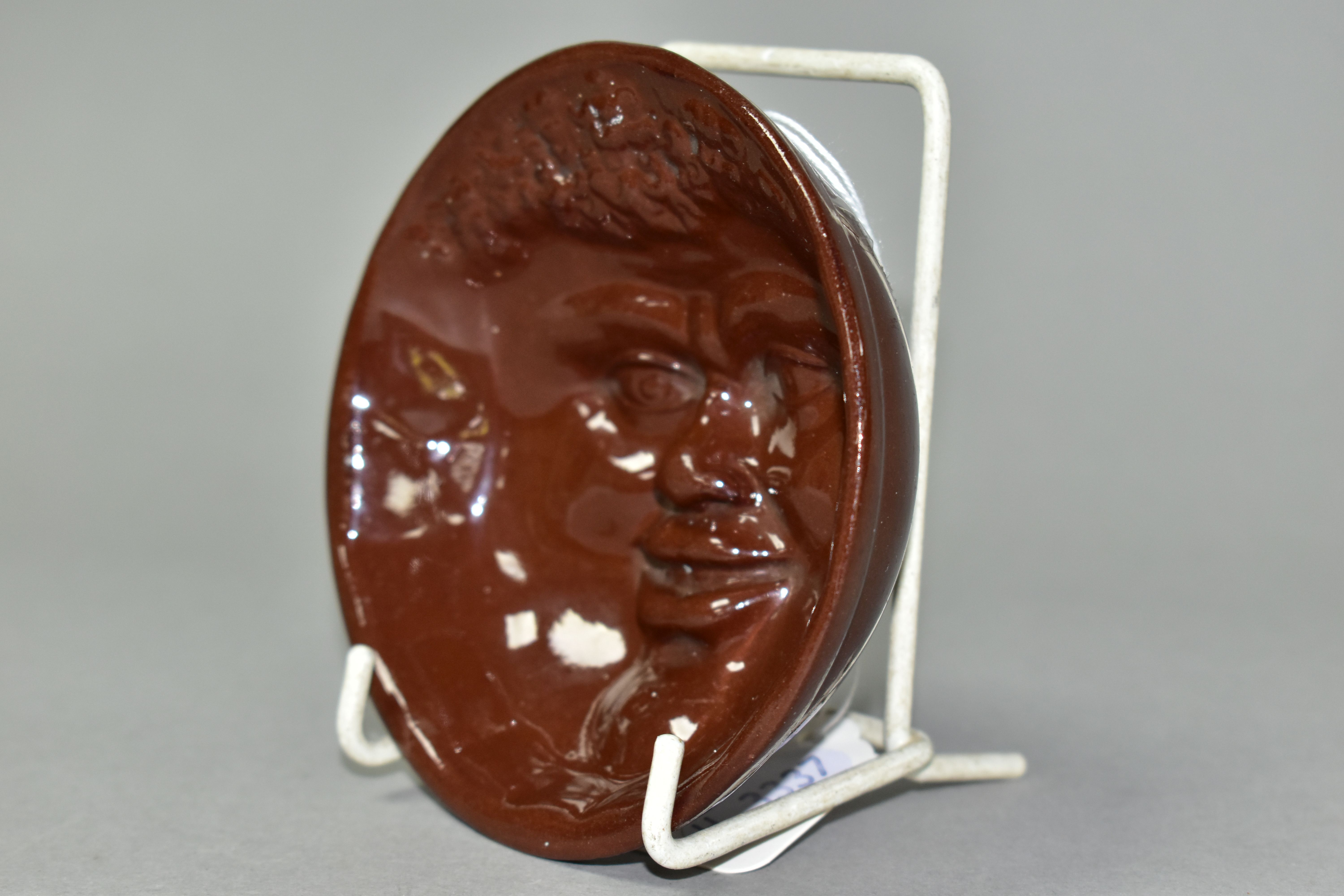 A BROWN GLAZED POTTERY AFRICAN AMERICAN FACE BOWL, the circular bowl with moulded slave? face to the - Image 3 of 6