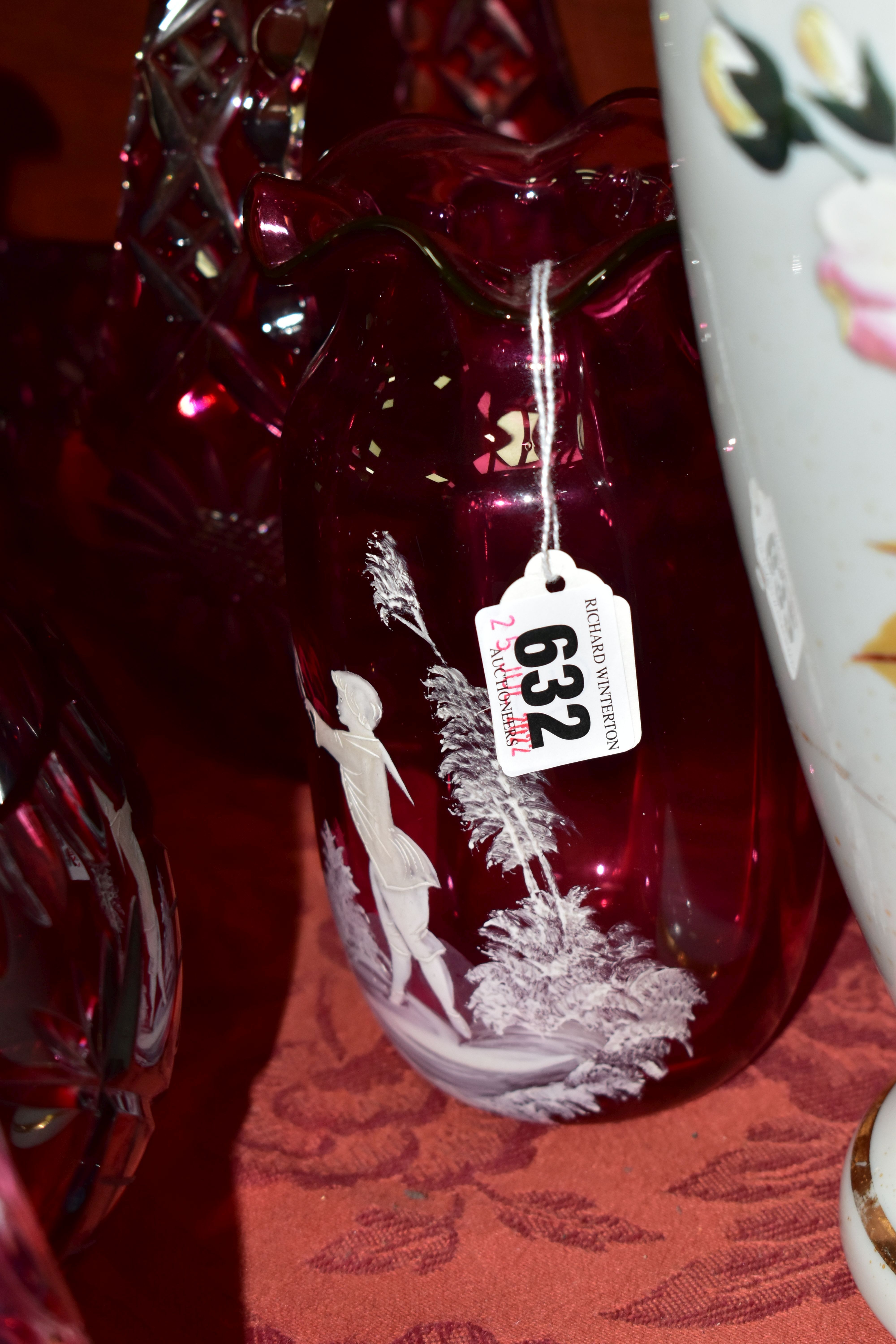 A GROUP OF CRANBERRY GLASS INCLUDING A PAIR OF MARY GREGORY STYLE VASES, with wavy rims, depicting a - Bild 5 aus 6