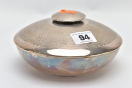 A 1930'S SILVER BOWL WITH LID, designed with engine turned detail to the lid, hallmarked 'Joseph