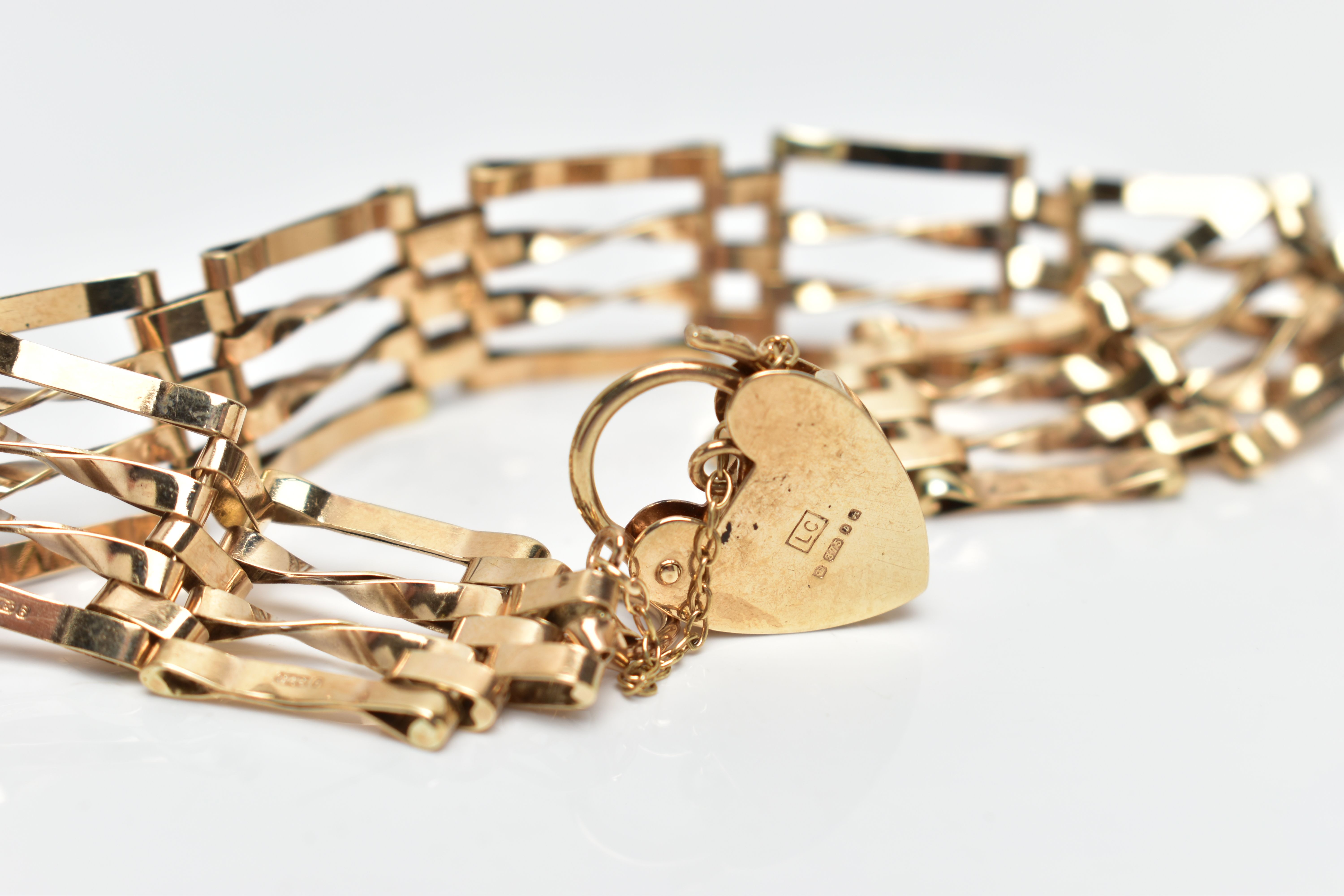 A 9CT GOLD GATE BRACELET, four bar polished yellow gold gate bracelet, fitted with a heart padlock - Bild 2 aus 2