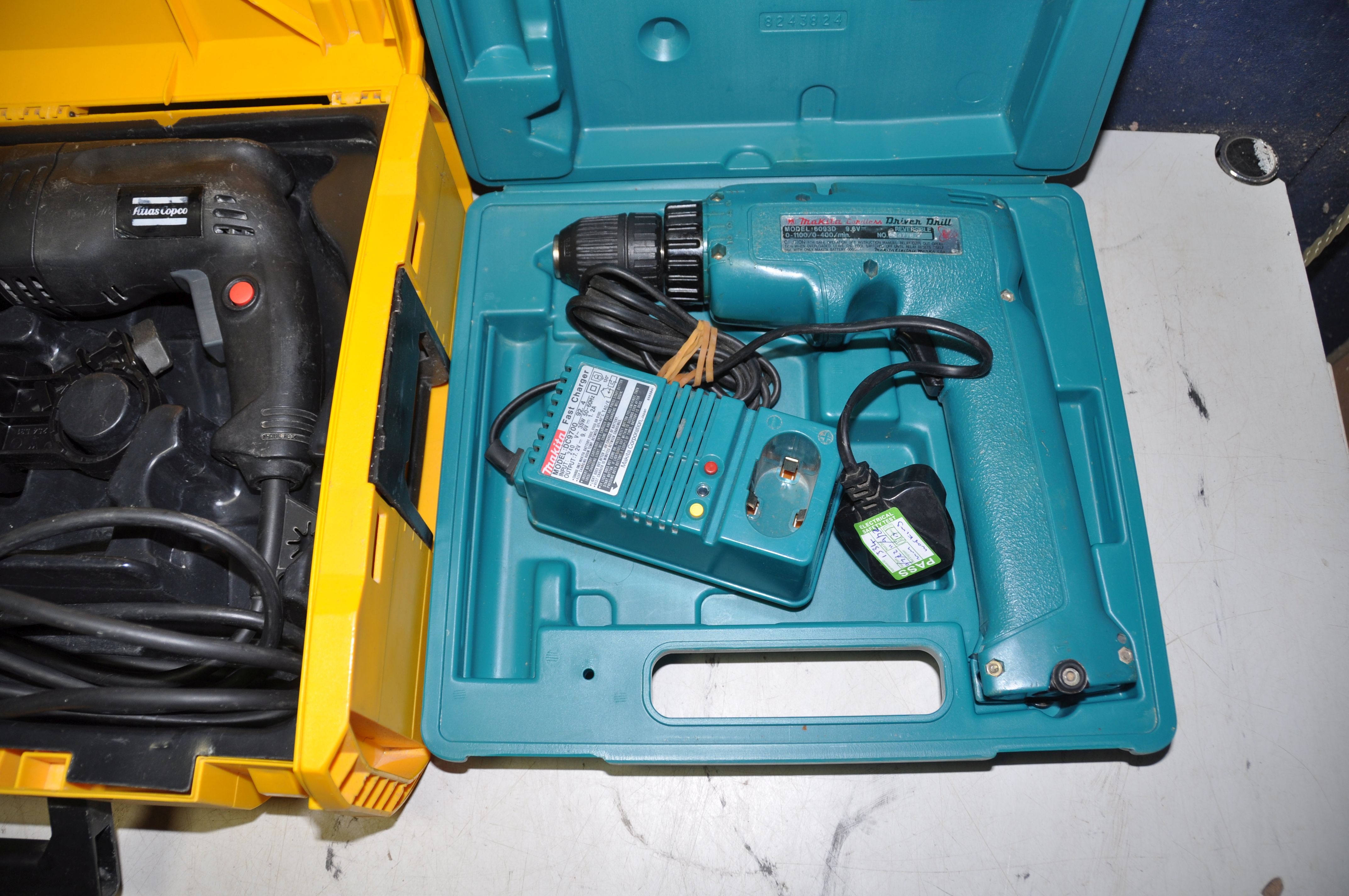 A ATLAS COPCO PFH202 HAMMER DRILL in original case with attachments along with a Makita 6093D - Bild 3 aus 4