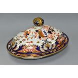AN EARLY 19TH CENTURY DERBY TUREEN AND COVER, in an Imari pattern, dish divided into two, foliate
