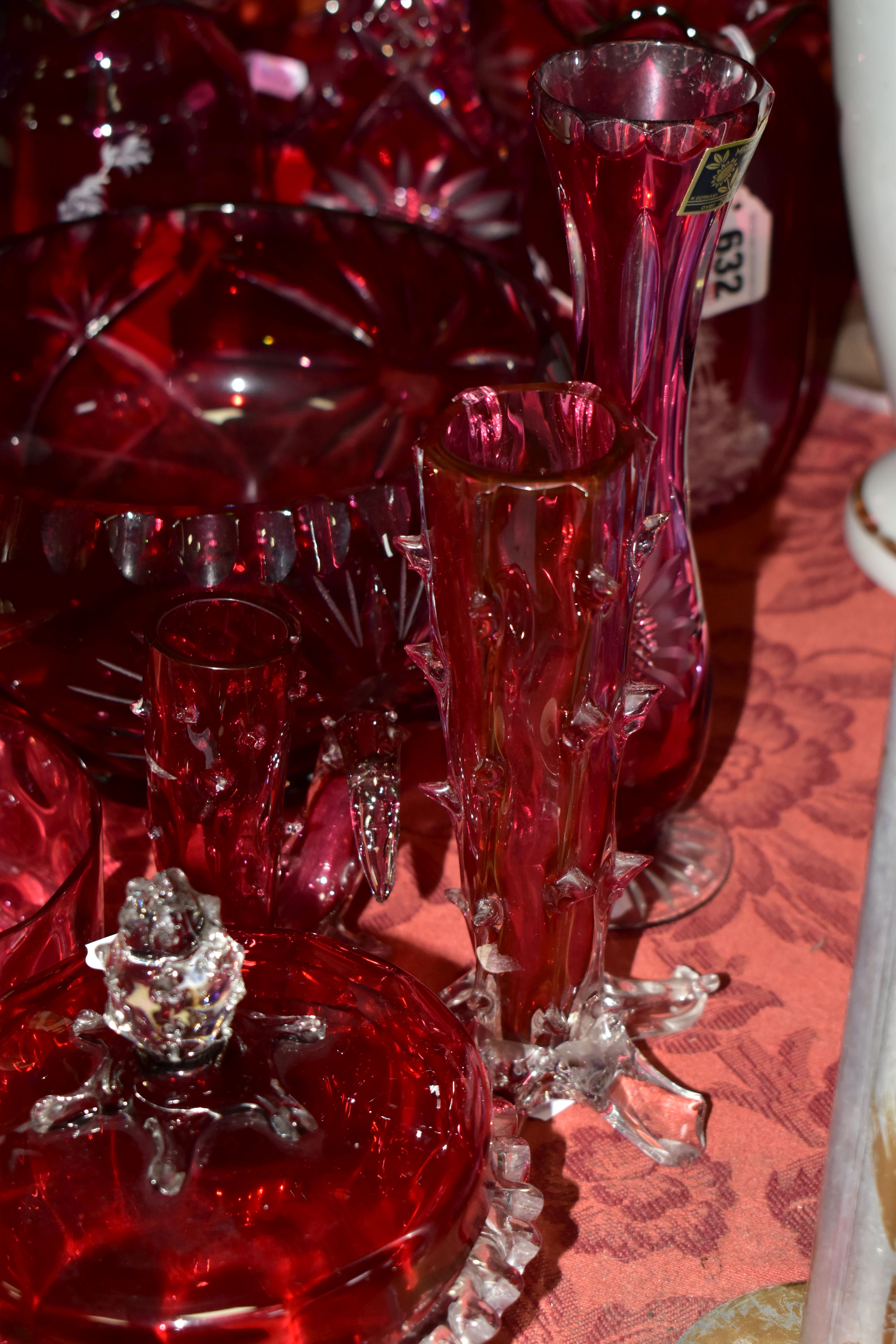 A GROUP OF CRANBERRY GLASS INCLUDING A PAIR OF MARY GREGORY STYLE VASES, with wavy rims, depicting a - Bild 3 aus 6