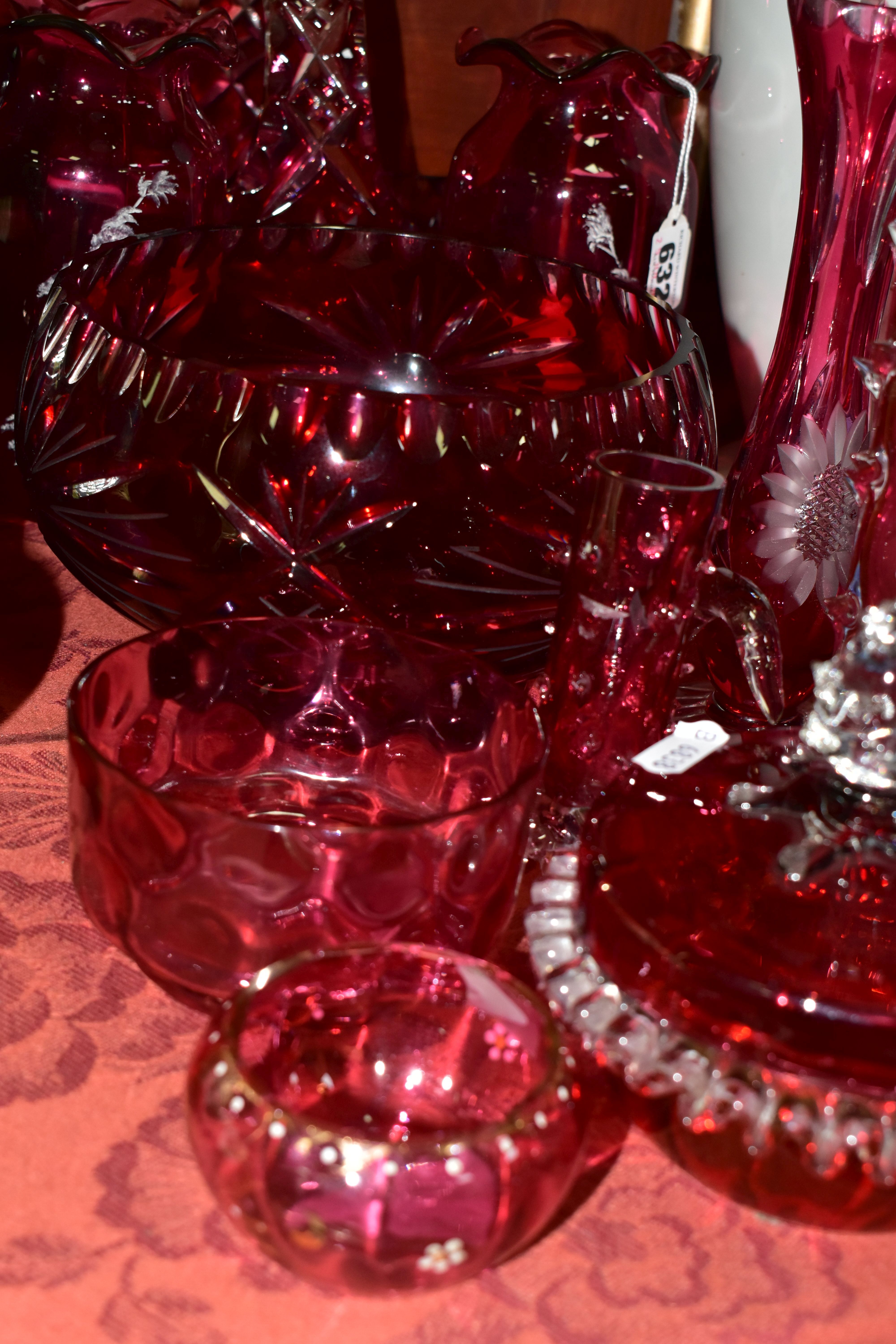A GROUP OF CRANBERRY GLASS INCLUDING A PAIR OF MARY GREGORY STYLE VASES, with wavy rims, depicting a - Bild 6 aus 6